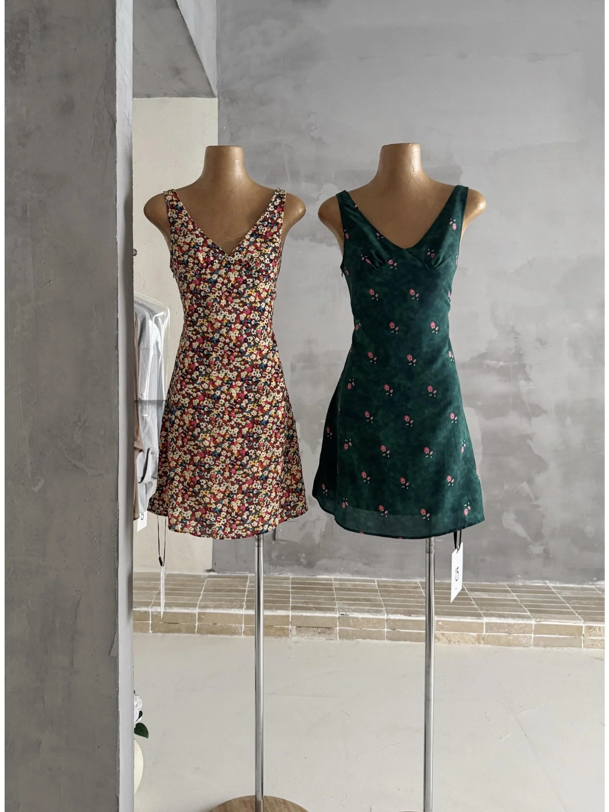 Spring Garden Diagonal Cutting Slimming Deep V Floral Dress Women Summer Korean Style A-Line Skirt Polyester Fiber Sleeveless
Spring Garden Diagonal Cutting Slimming Deep V Floral Dress Women Summer Korean Style A-Line Skirt Polyester Fiber Sleeveless