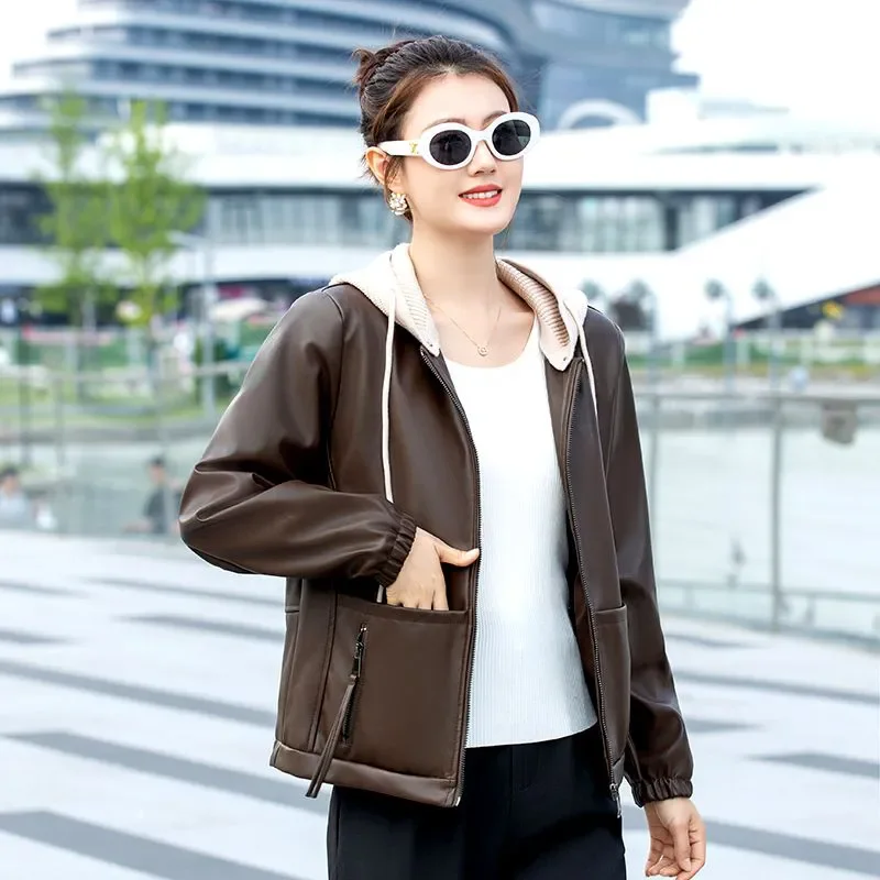 Весенне-осенняя универсальная вязаная куртка с капюшоном из искусственной кожи для женщин, простая и свободная, стройнящая, на молнии, повседневная, для работы и прогулок.
Весенне-осенняя универсальная вязаная куртка с капюшоном из искусственной кожи для женщин, простая и свободная, стройнящая, на молнии, повседневная, для работы и прогулок.