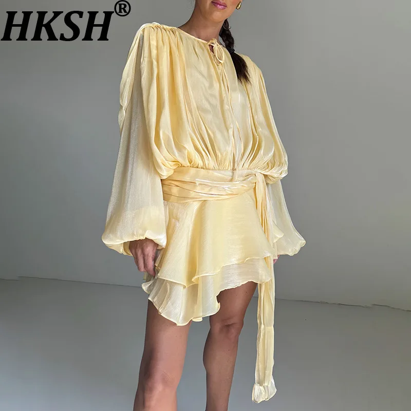 HKSH Summer New Women Chic Short Dress O-Neck Long Sleeve Waist Cinching Solid Color Pleated Elegant Fashion Tide Dresses HK9473
HKSH Summer New Women Chic Short Dress O-Neck Long Sleeve Waist Cinching Solid Color Pleated Elegant Fashion Tide Dresses HK9473