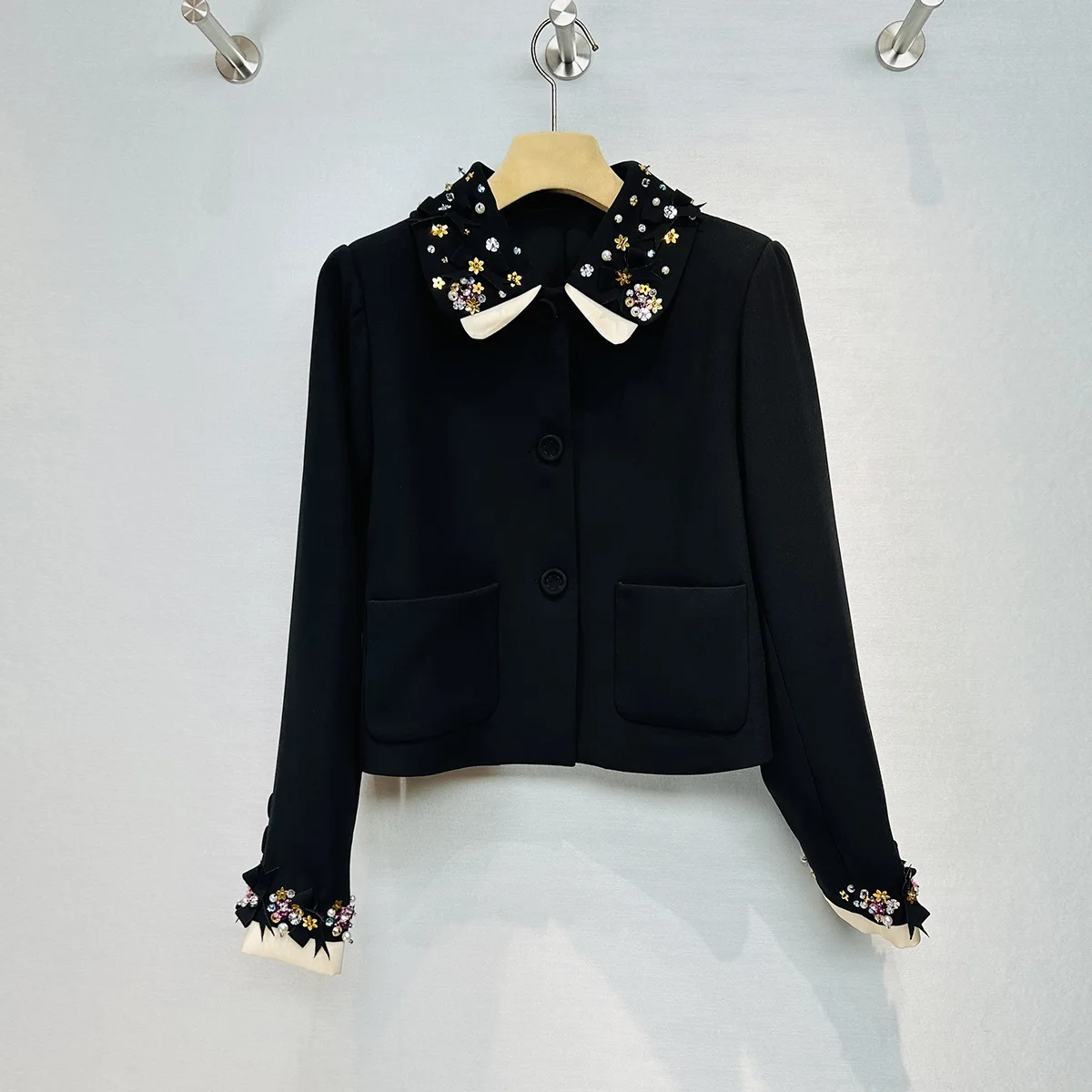 Women Polyester Notched Lapel Blazer Short Jacket with Star Sequins Trendy Autumn New blazer mujer
Women Polyester Notched Lapel Blazer Short Jacket with Star Sequins Trendy Autumn New blazer mujer