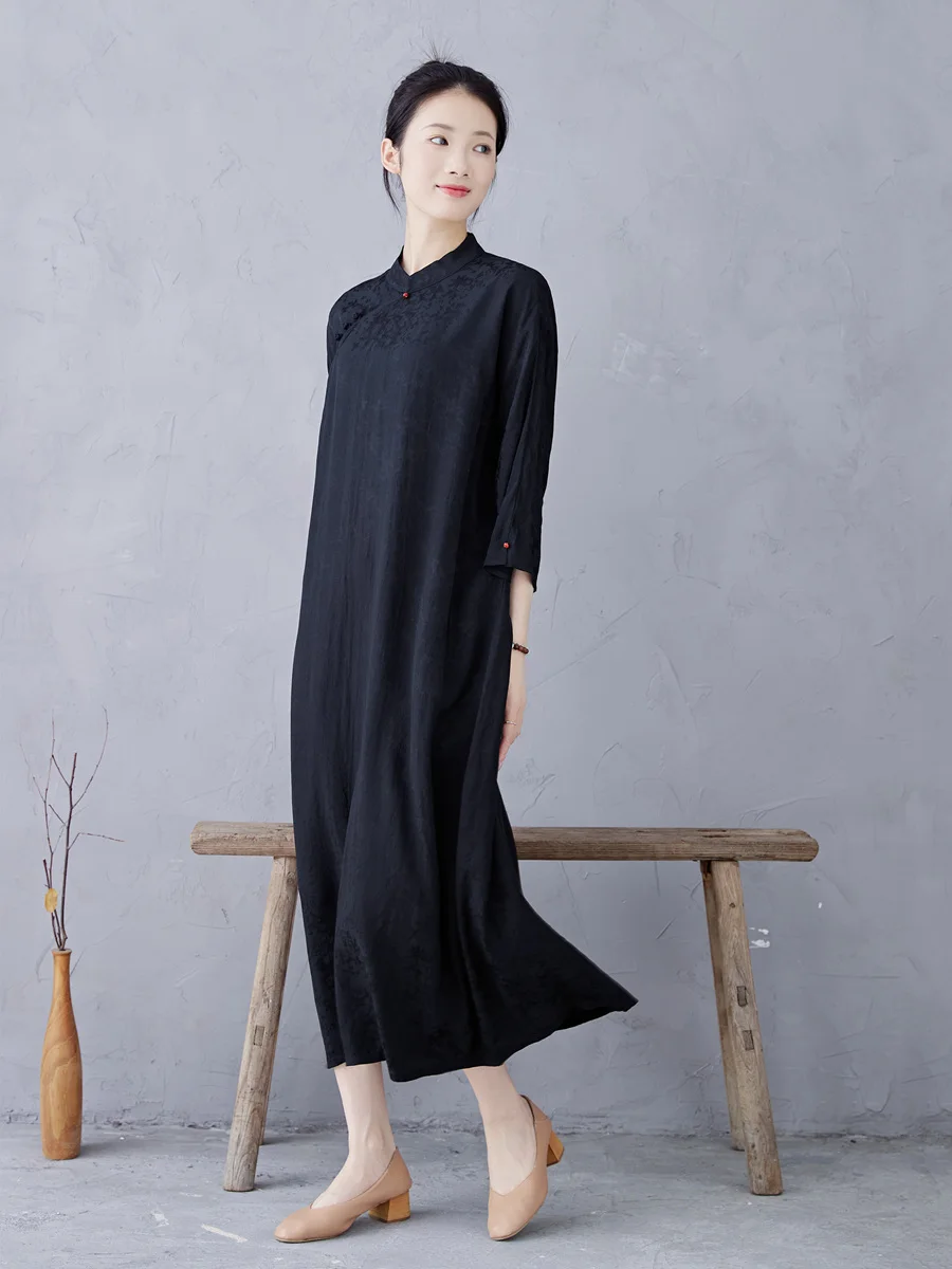 Elegant Black Silk Cotton Embroidered Loose Long Qipao with Seven Sleeve Chinese Style Improved Version for Women
Elegant Black Silk Cotton Embroidered Loose Long Qipao with Seven Sleeve Chinese Style Improved Version for Women