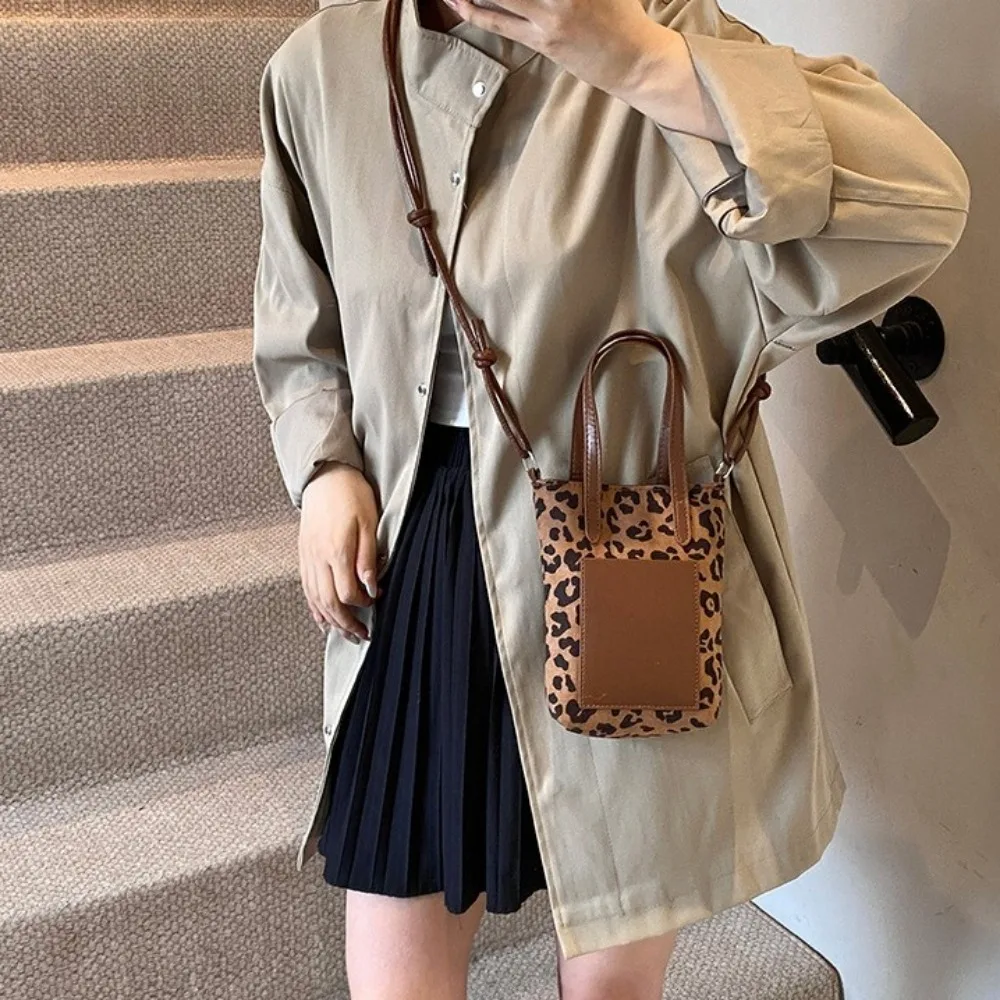 PU Leopard Print Shoulder Bag Fashion Design Solid Color Suede Crossbody Bag Korean Style Adjustable Strap Handbag Outdoor
PU Leopard Print Shoulder Bag Fashion Design Solid Color Suede Crossbody Bag Korean Style Adjustable Strap Handbag Outdoor