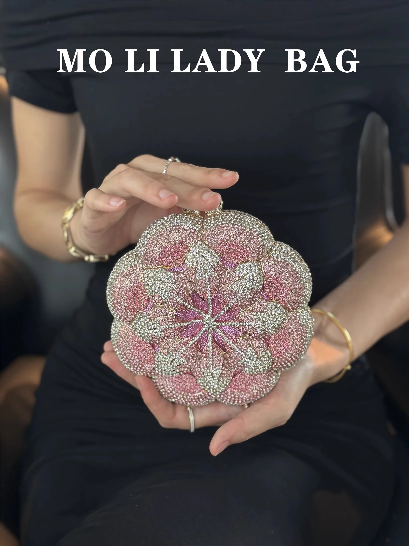 Luxury Glitter Floral Banquet Bag Crystal Rhinestones Diamond Evening Bag Wedding Party Exquisite Clutch Purse Women Handbag
Luxury Glitter Floral Banquet Bag Crystal Rhinestones Diamond Evening Bag Wedding Party Exquisite Clutch Purse Women Handbag