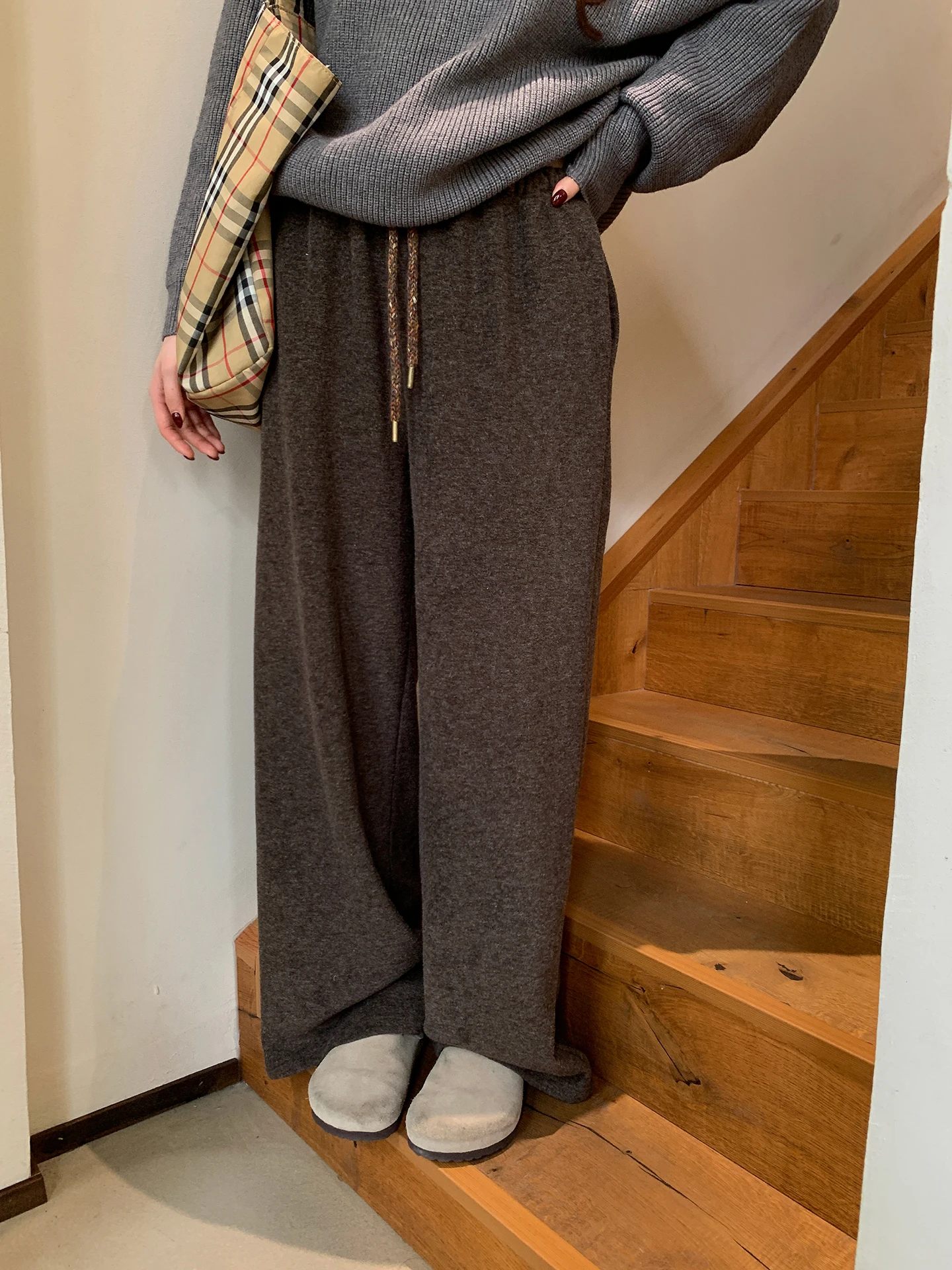 Свободные брюки с высокой талией на флисовой подкладке, широкие штанины, женские повседневные брюки прямого кроя, новинка весенней коллекции, цвет кофе
Свободные брюки с высокой талией на флисовой подкладке, широкие штанины, женские повседневные брюки прямого кроя, новинка весенней коллекции, цвет кофе