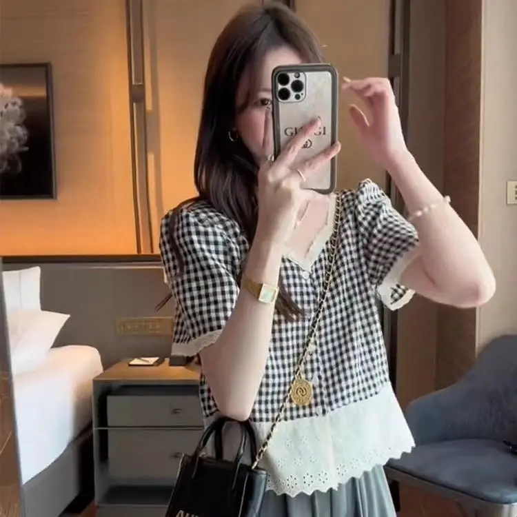 Retro Plaid Short-sleeved Shirt for Women's Cotton Breathable New Spliced lace V-neck T-shirt Slim Top
Retro Plaid Short-sleeved Shirt for Women's Cotton Breathable New Spliced lace V-neck T-shirt Slim Top