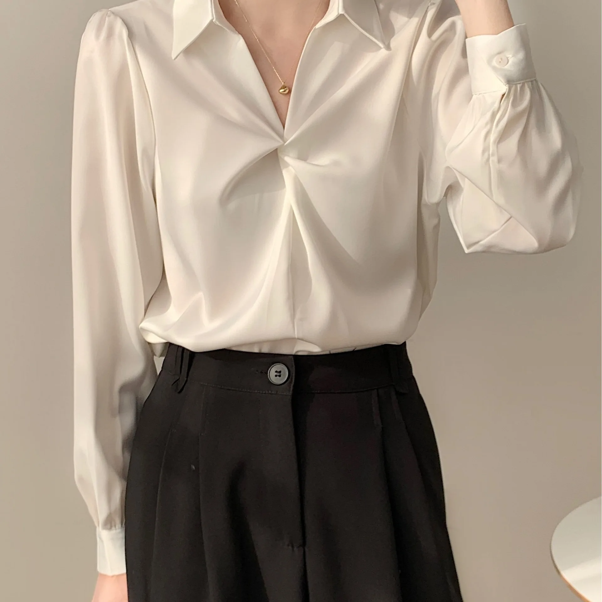 2024 Irregular Long-sleeved Shirt Women's New Autumn Design Sense Commuter Temperament Fashion Shirt
2024 Irregular Long-sleeved Shirt Women's New Autumn Design Sense Commuter Temperament Fashion Shirt