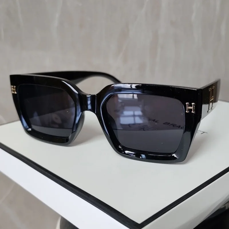 2025 New Glamour Women Sunglasses Luxury Ladies Brand Glasses Stylish Square Designer Retro Shades UV400
2025 New Glamour Women Sunglasses Luxury Ladies Brand Glasses Stylish Square Designer Retro Shades UV400