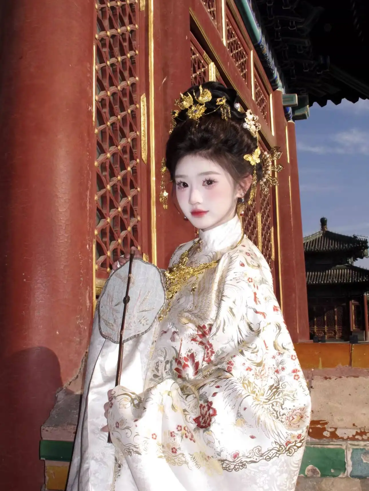 Женский костюм в стиле ханьфу династии Мин, пекинская благородная леди, тяжелая вышивка золотом, цветочный узор, воротник-стойка, косплей, костюм на Хэллоуин
Женский костюм в стиле ханьфу династии Мин, пекинская благородная леди, тяжелая вышивка золотом, цветочный узор, воротник-стойка, косплей, костюм на Хэллоуин