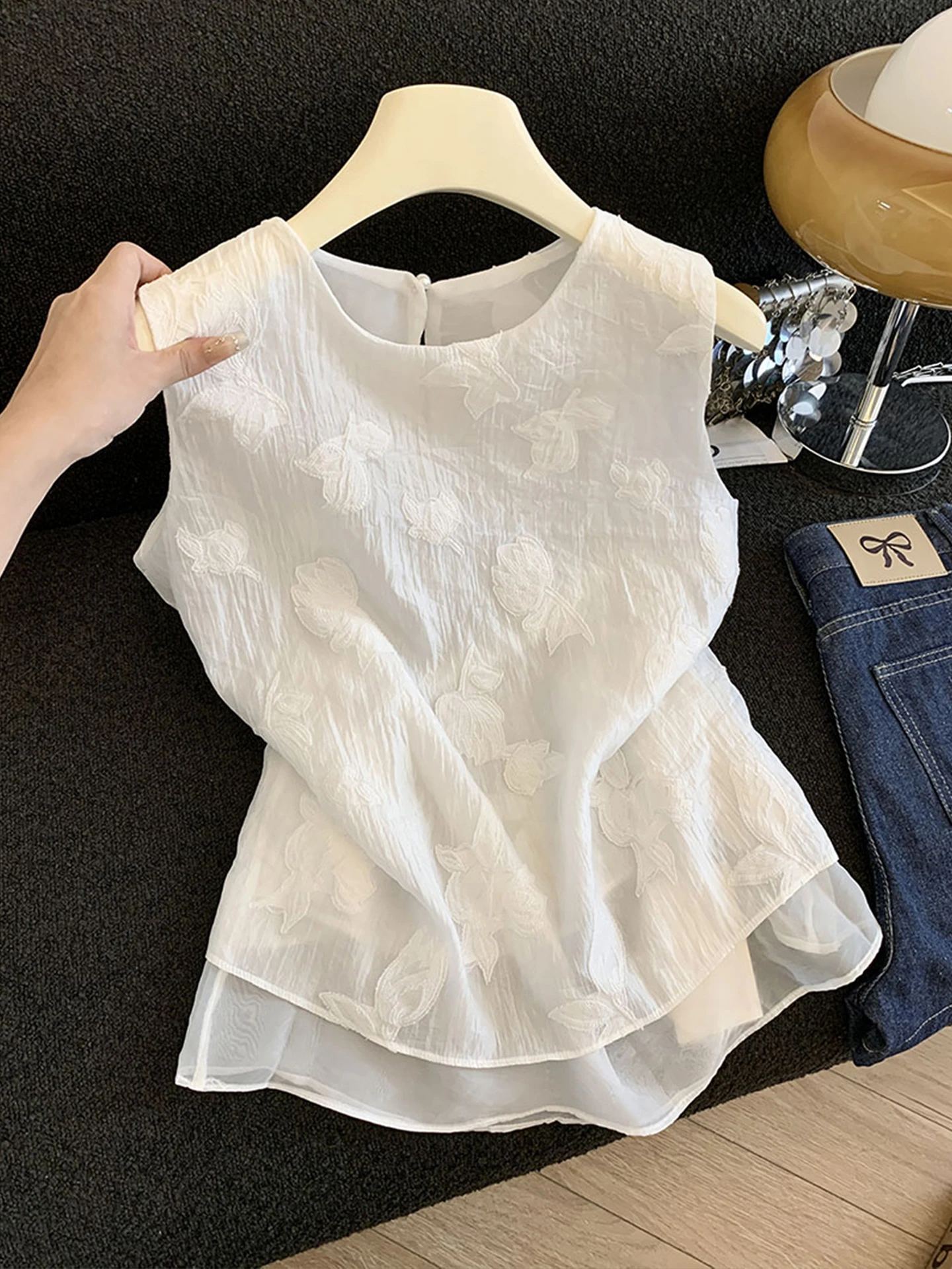 Summer New Style Beautiful Slimming Sleeveless Embroidered Vest Shirt Women's Self-kept Fashionable Top Cotton round Neck Zipper
Summer New Style Beautiful Slimming Sleeveless Embroidered Vest Shirt Women's Self-kept Fashionable Top Cotton round Neck Zipper