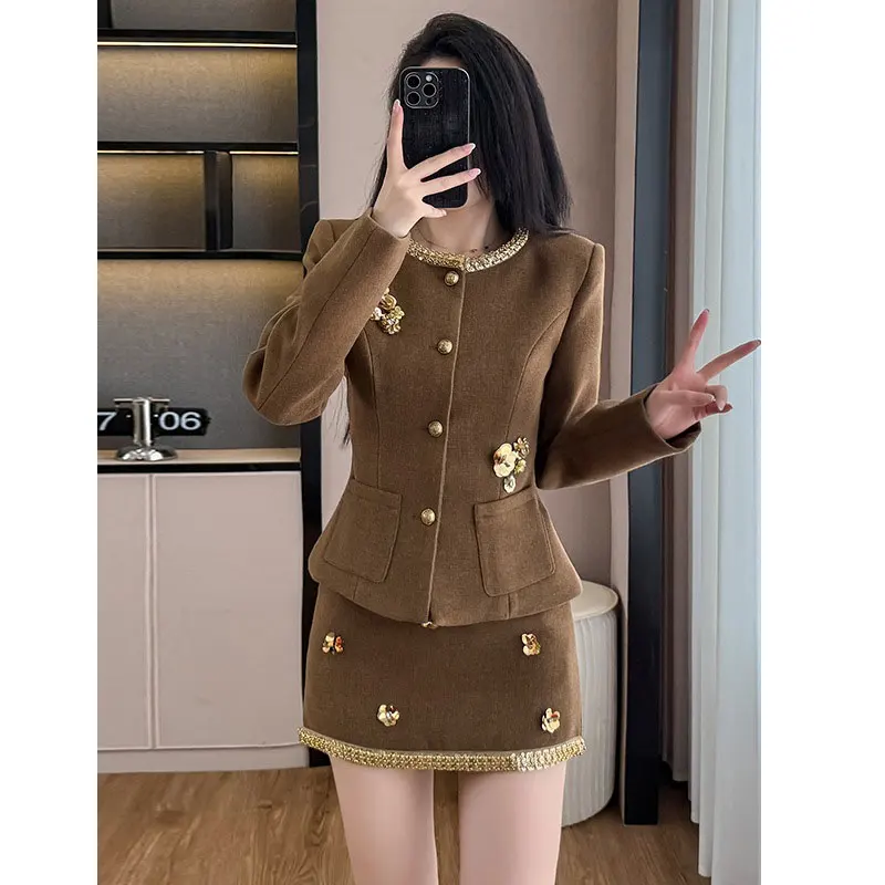 Женская короткая куртка из 2 предметов цвета хаки с пайетками + юбка, новинка осени/зимы 2023 года, небольшой темпераментный комплект в стиле ароматов
Женская короткая куртка из 2 предметов цвета хаки с пайетками + юбка, новинка осени/зимы 2023 года, небольшой темпераментный комплект в стиле ароматов