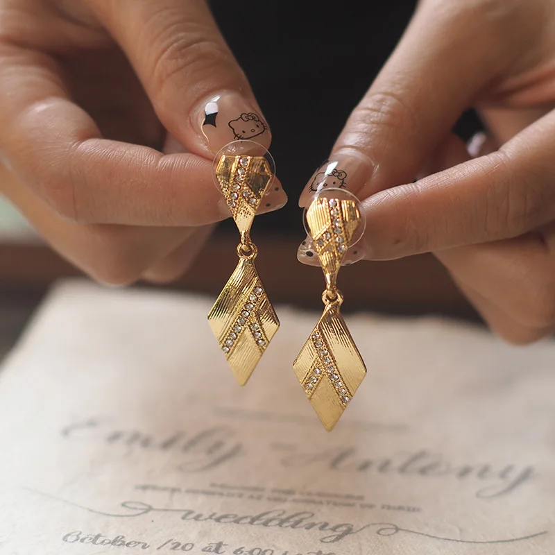 2025 New Retro-Inspired Geometric-Shaped Clip-On Earrings - Vintage Chandelier-Style Niche Artisan Jewelry
2025 New Retro-Inspired Geometric-Shaped Clip-On Earrings - Vintage Chandelier-Style Niche Artisan Jewelry