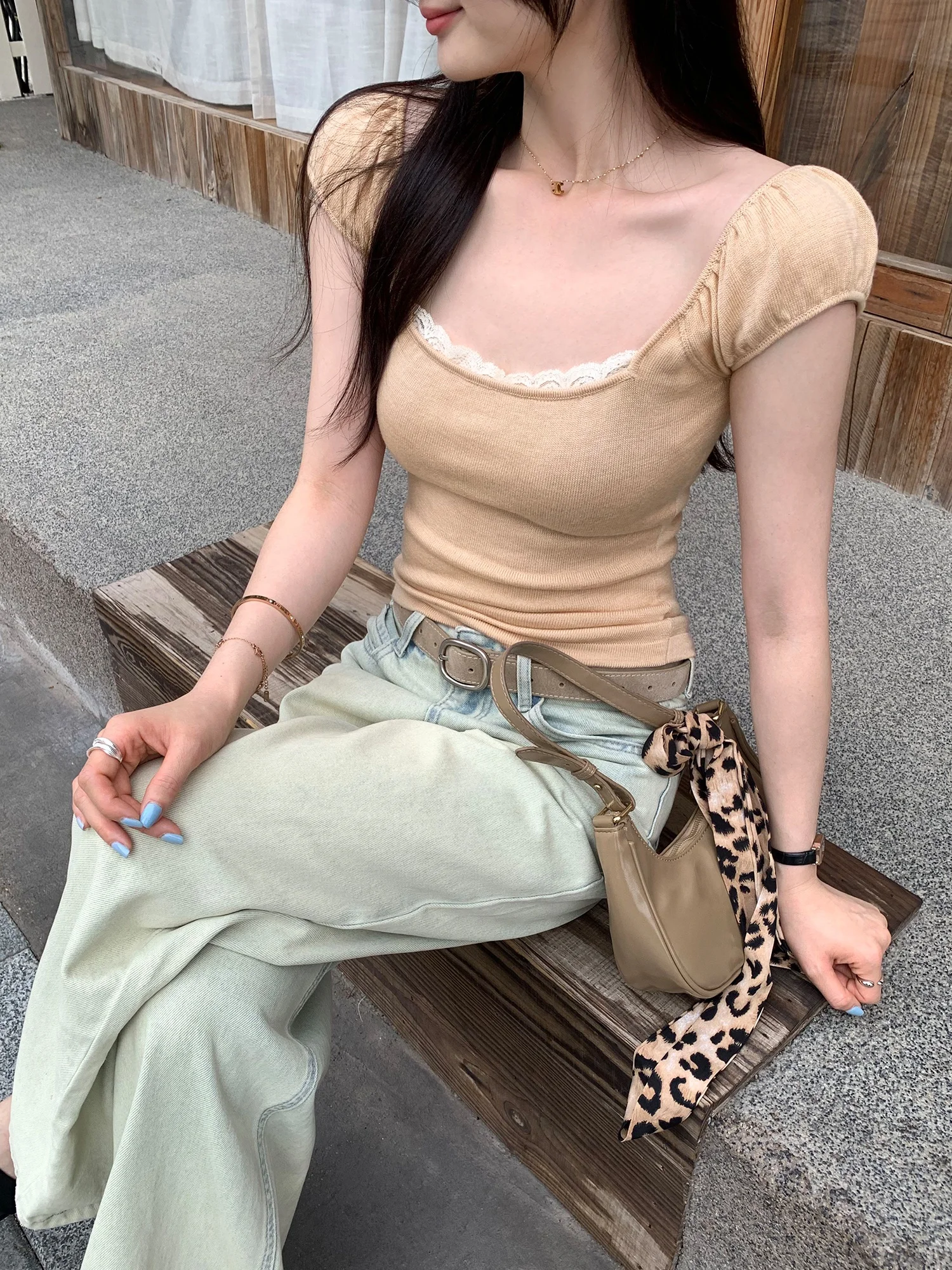 Chic Lace Trim Short Sleeve Square Neck T-Shirt Women's Summer Fashion Pure Desire Spicy Girl Top French Style Bubble Sleeve
Chic Lace Trim Short Sleeve Square Neck T-Shirt Women's Summer Fashion Pure Desire Spicy Girl Top French Style Bubble Sleeve