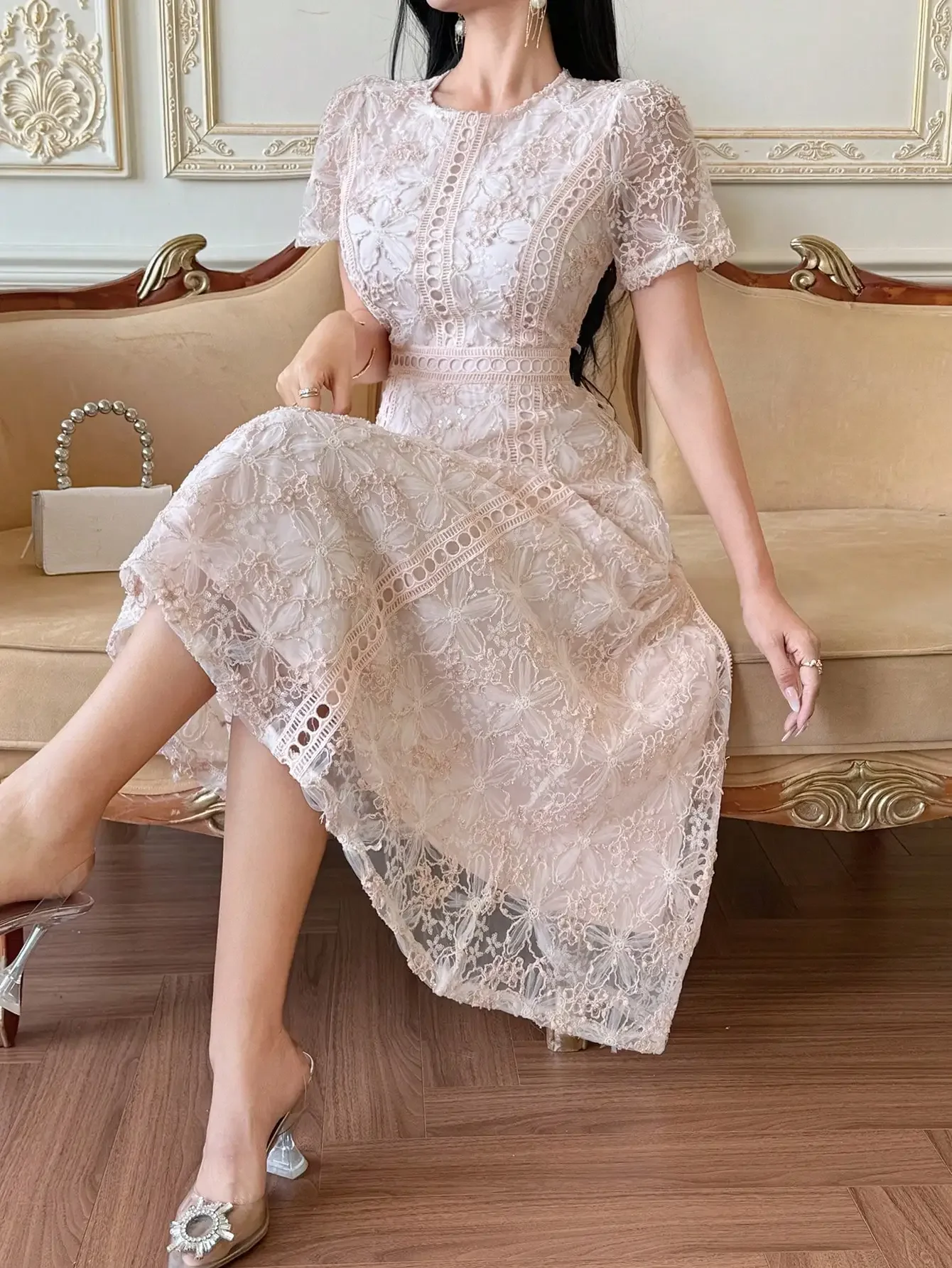 Lace Midi Dress For Women With Short Sleeves, Floral Pattern And Waist Definition
Lace Midi Dress For Women With Short Sleeves, Floral Pattern And Waist Definition