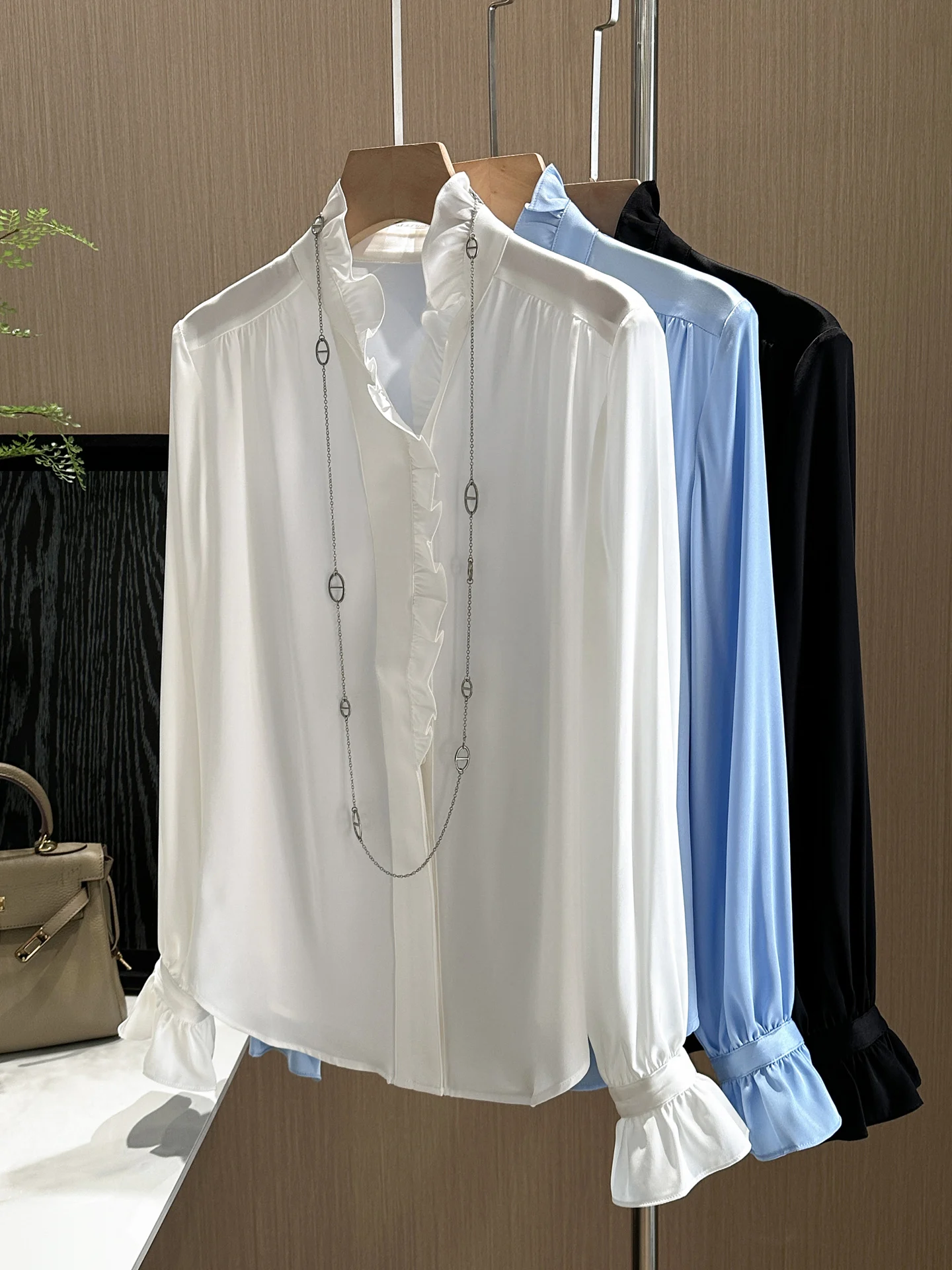 Elegant Silk Shirt with Wooden V-Neck Long Sleeve Design Lightweight Feminine French Style Pure Color Casual Wear
Elegant Silk Shirt with Wooden V-Neck Long Sleeve Design Lightweight Feminine French Style Pure Color Casual Wear