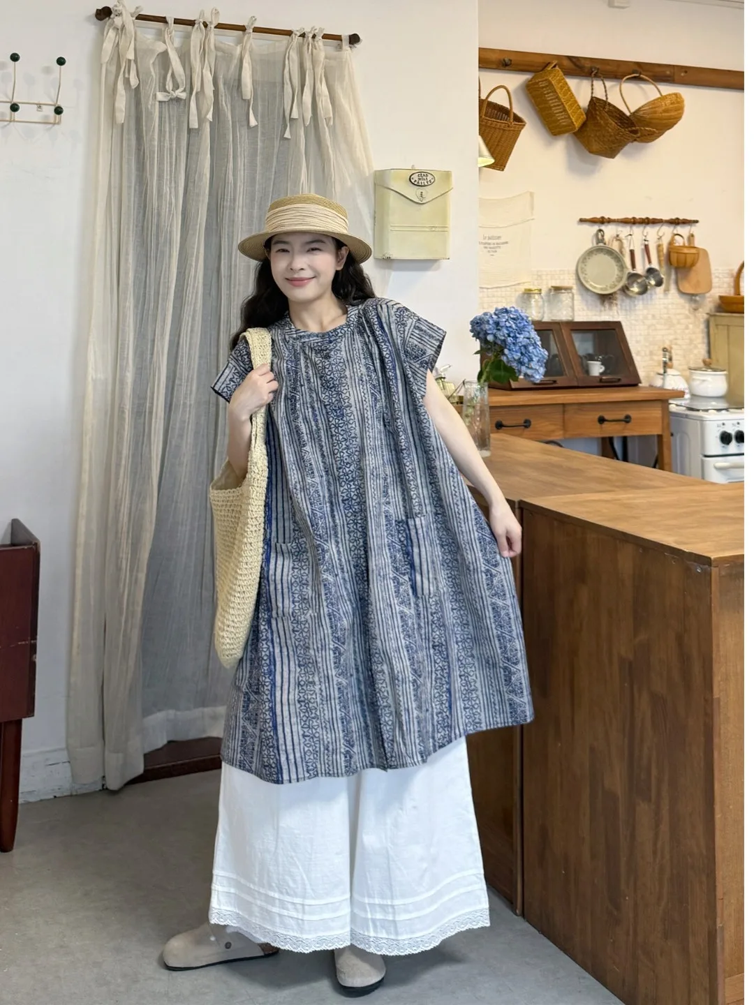 plus Size Women's Retro Blue And White Porcelain Print Short Sleeve Shirt High Waist Casual Pants Two Piece Set Summer New Style
plus Size Women's Retro Blue And White Porcelain Print Short Sleeve Shirt High Waist Casual Pants Two Piece Set Summer New Style