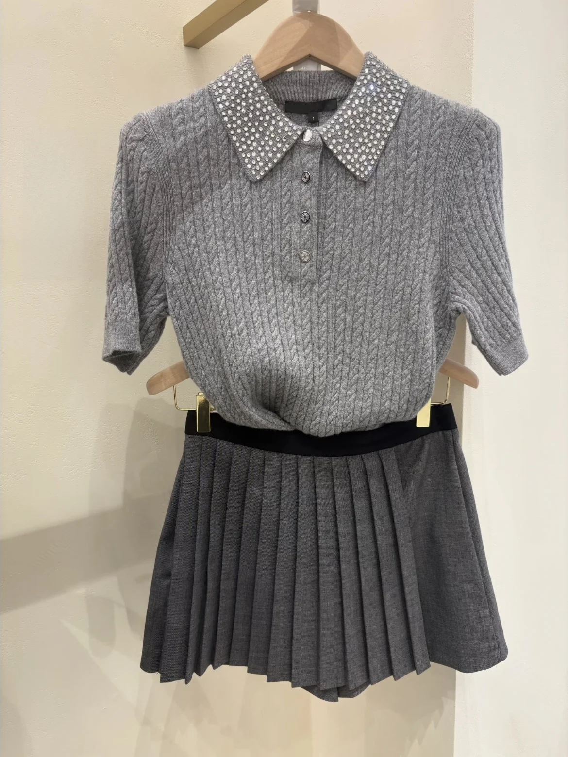 Heidd Grey Series Luxury Knitted Woolen Sweater Short Sleeve Diamond Collar Women's Autumn Fashion Casual Wear Button Closure
Heidd Grey Series Luxury Knitted Woolen Sweater Short Sleeve Diamond Collar Women's Autumn Fashion Casual Wear Button Closure