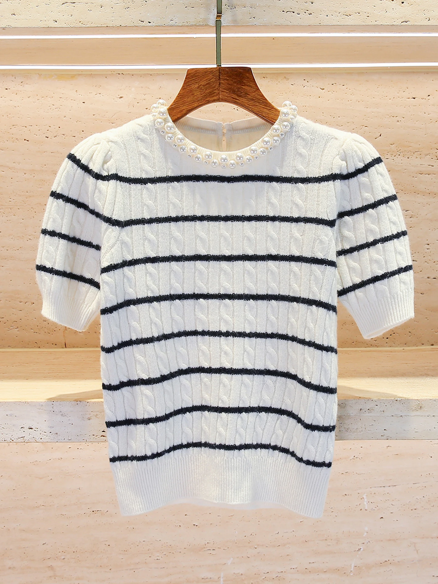 S Home South Oil High End Women's Faion 2025 Autumn Small Fraance Sle Bead Embellied Bubble Sve Knitted Top T-irt
S Home South Oil High End Women's Faion 2025 Autumn Small Fraance Sle Bead Embellied Bubble Sve Knitted Top T-irt