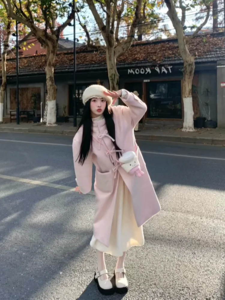 Sweet Sle Hooded Coat with Fur Collar Bow Knot Mid-Length Casual Warm Women's Outerwear for Winter Season Faion Trend
Sweet Sle Hooded Coat with Fur Collar Bow Knot Mid-Length Casual Warm Women's Outerwear for Winter Season Faion Trend