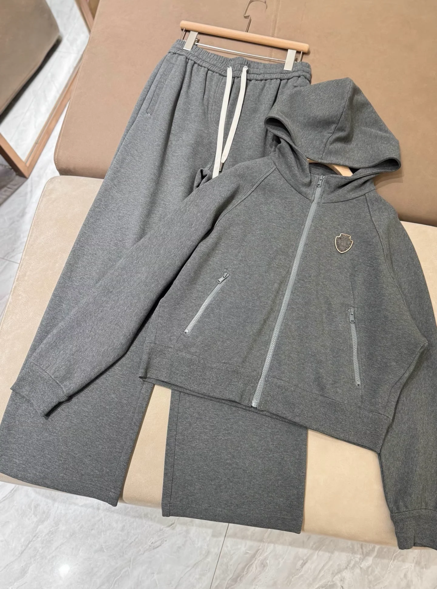 Women's Cotton Set Elastic Waist Straight Long Pants + Beaded Badge Embroidery Hooded Sweatshirt Casual Suit
Women's Cotton Set Elastic Waist Straight Long Pants + Beaded Badge Embroidery Hooded Sweatshirt Casual Suit