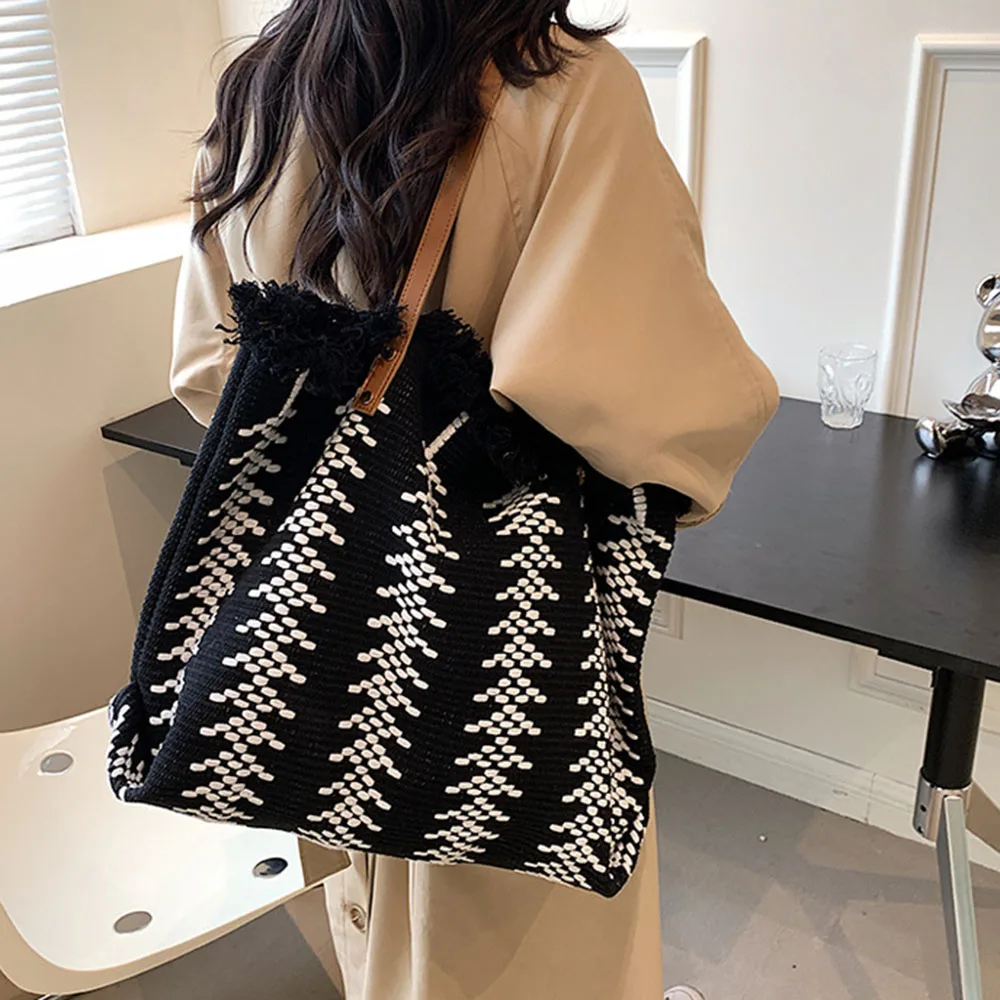 Shoulder Large Bags For Women New Niche Design Tassel Cotton Linen Woven Commuter Tote Bag Simple Popular Versatile Handbag
Shoulder Large Bags For Women New Niche Design Tassel Cotton Linen Woven Commuter Tote Bag Simple Popular Versatile Handbag