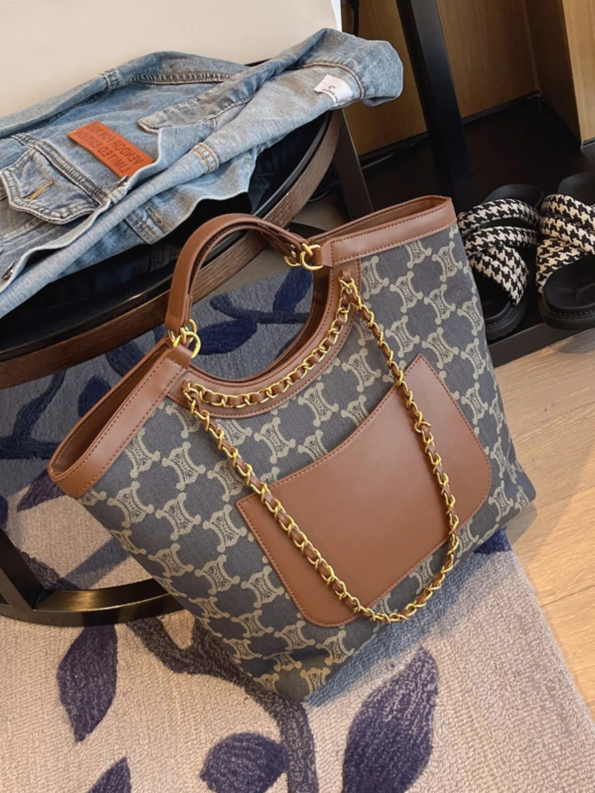 2025 new fashion presbytery single shoulder crossbody bag female commuter large capacity Tote bucket bag
2025 new fashion presbytery single shoulder crossbody bag female commuter large capacity Tote bucket bag