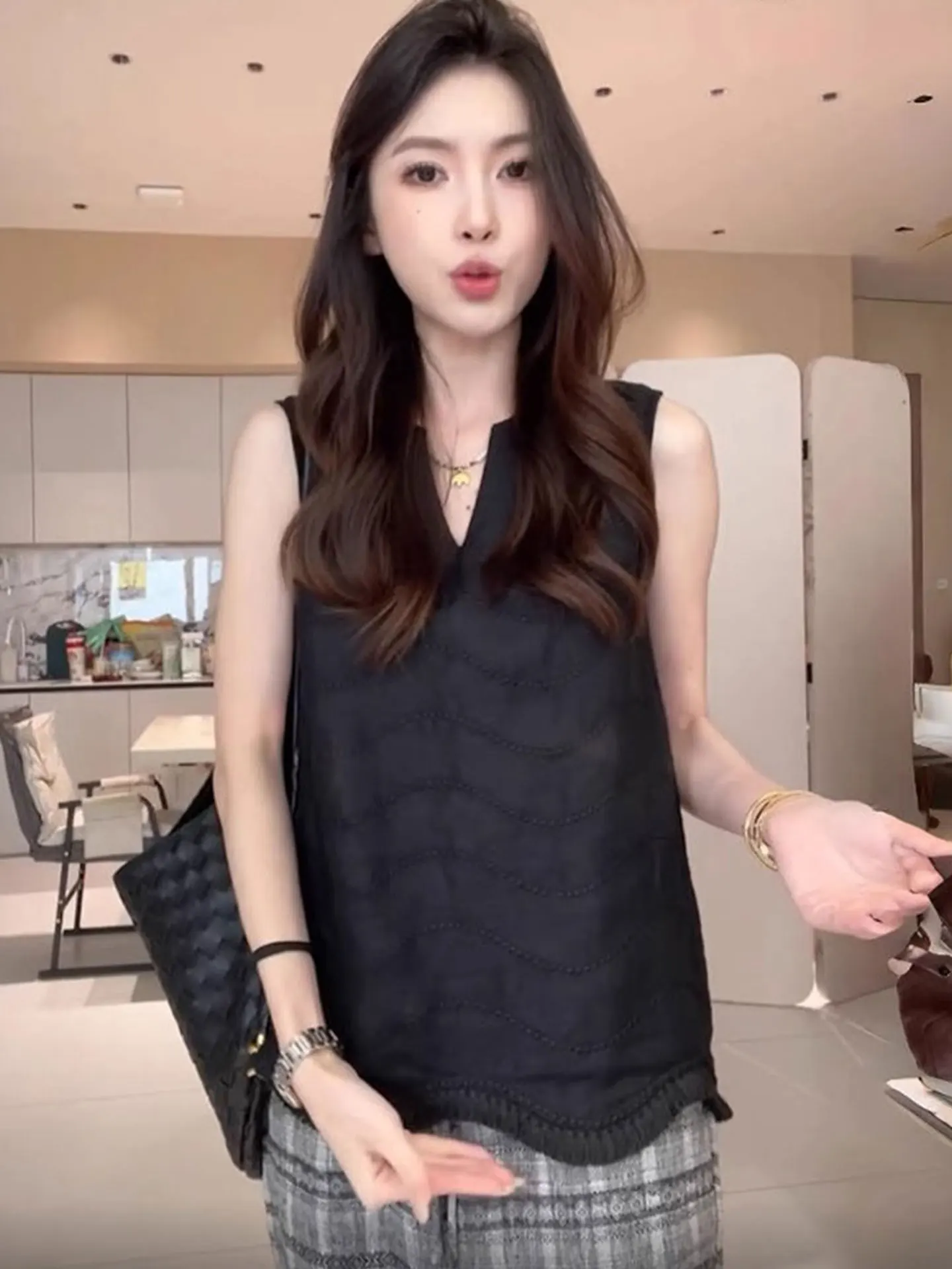 Ele Svel Vest Women's Faion Design High-End Brand Korean Sle Commute Straight Cut Silken Top Summer Garment
Ele Svel Vest Women's Faion Design High-End Brand Korean Sle Commute Straight Cut Silken Top Summer Garment