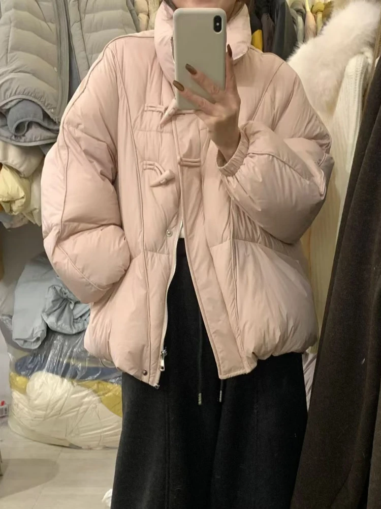 Winter 2025 Women's Loose Fit ort down Jaet Korean Sle Bread Coat White Du Feather Stand Collar Button up Coat
Winter 2025 Women's Loose Fit ort down Jaet Korean Sle Bread Coat White Du Feather Stand Collar Button up Coat