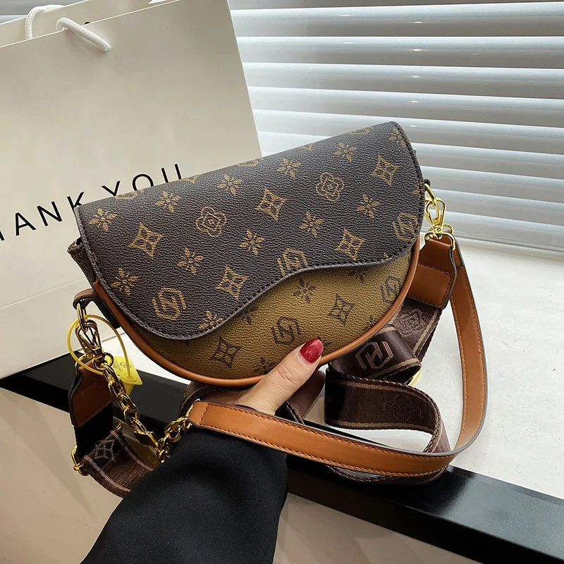 Luxury Designer Saddle Bag Elegant Modern Flip-Cover Women's Single Shoulder Bag Retro Print Tote Bag for Female Travel Handbag
Luxury Designer Saddle Bag Elegant Modern Flip-Cover Women's Single Shoulder Bag Retro Print Tote Bag for Female Travel Handbag