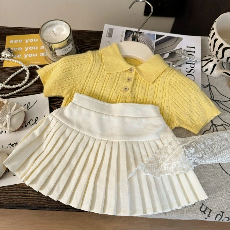 2026 Korean Girls Knit Tee Set, Summer Top & Pleated Skort Two-Piece Outfit for Kids Chic New Arrival
2026 Korean Girls Knit Tee Set, Summer Top & Pleated Skort Two-Piece Outfit for Kids Chic New Arrival