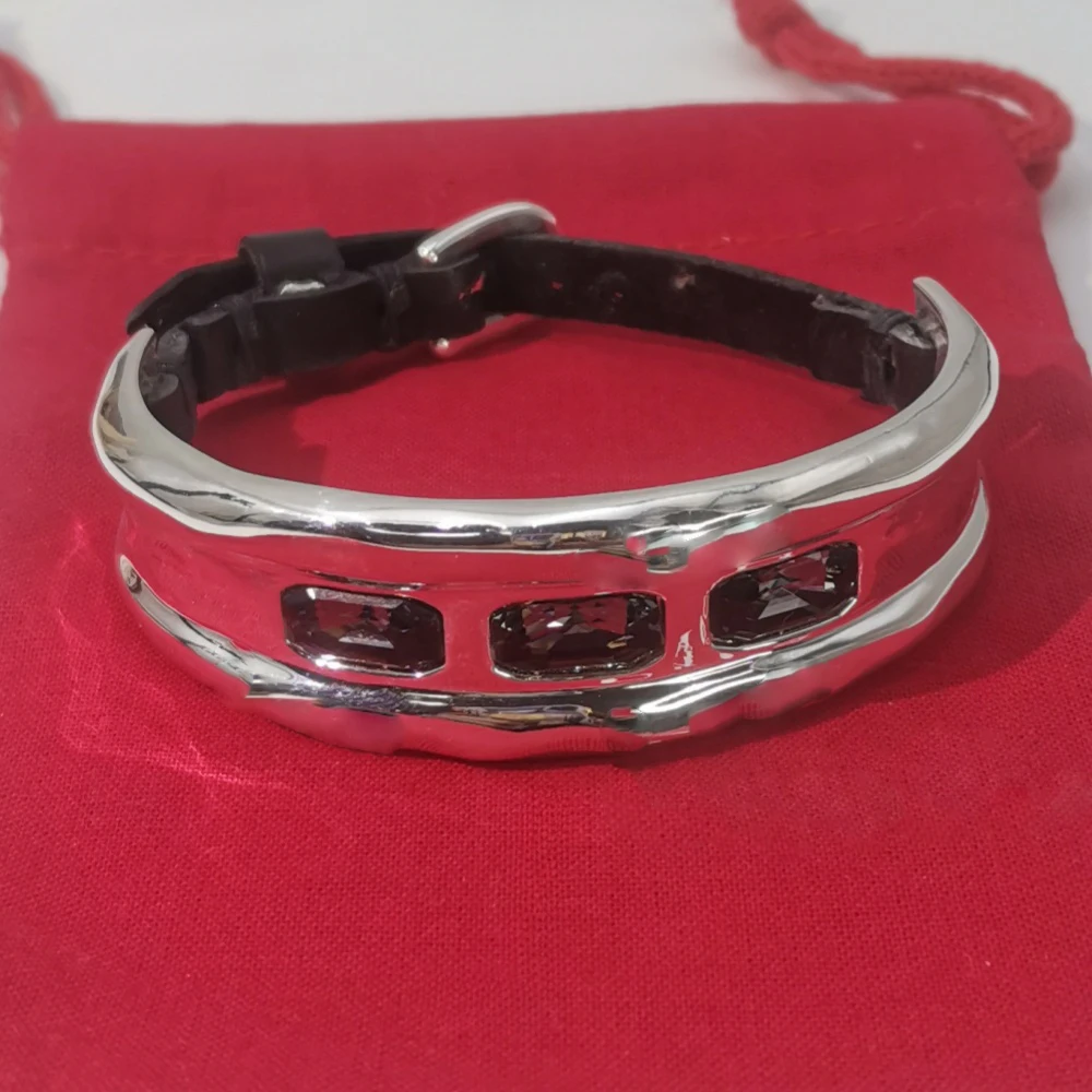 2025 hot selling black braided rope silver simple plain circle bracelet temperament women's small ornament birthday gift
2025 hot selling black braided rope silver simple plain circle bracelet temperament women's small ornament birthday gift