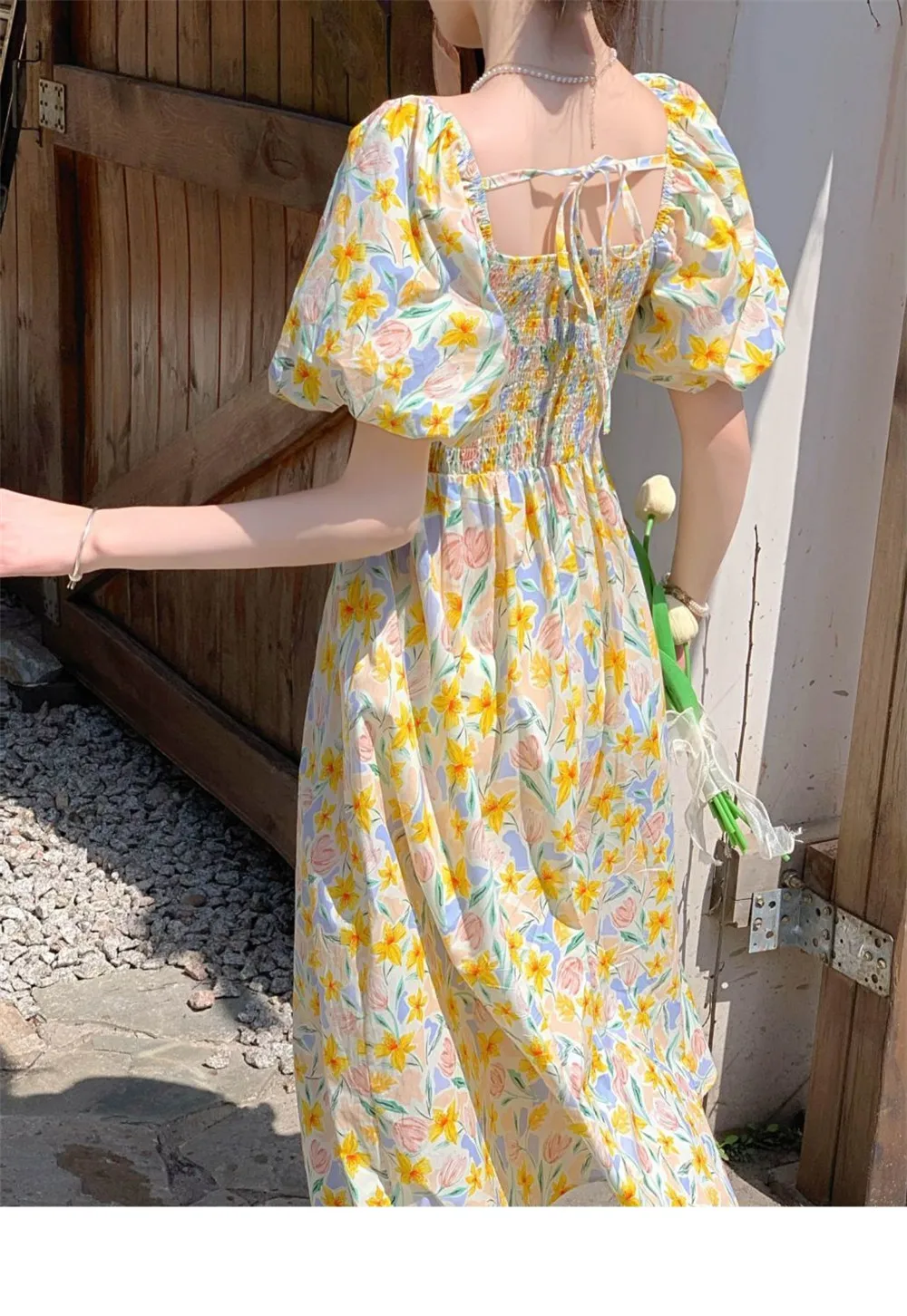 French temperament is gentle, Feng Sen's bubble sleeve floral dress is a female summer slim knee-length skirt.
French temperament is gentle, Feng Sen's bubble sleeve floral dress is a female summer slim knee-length skirt.