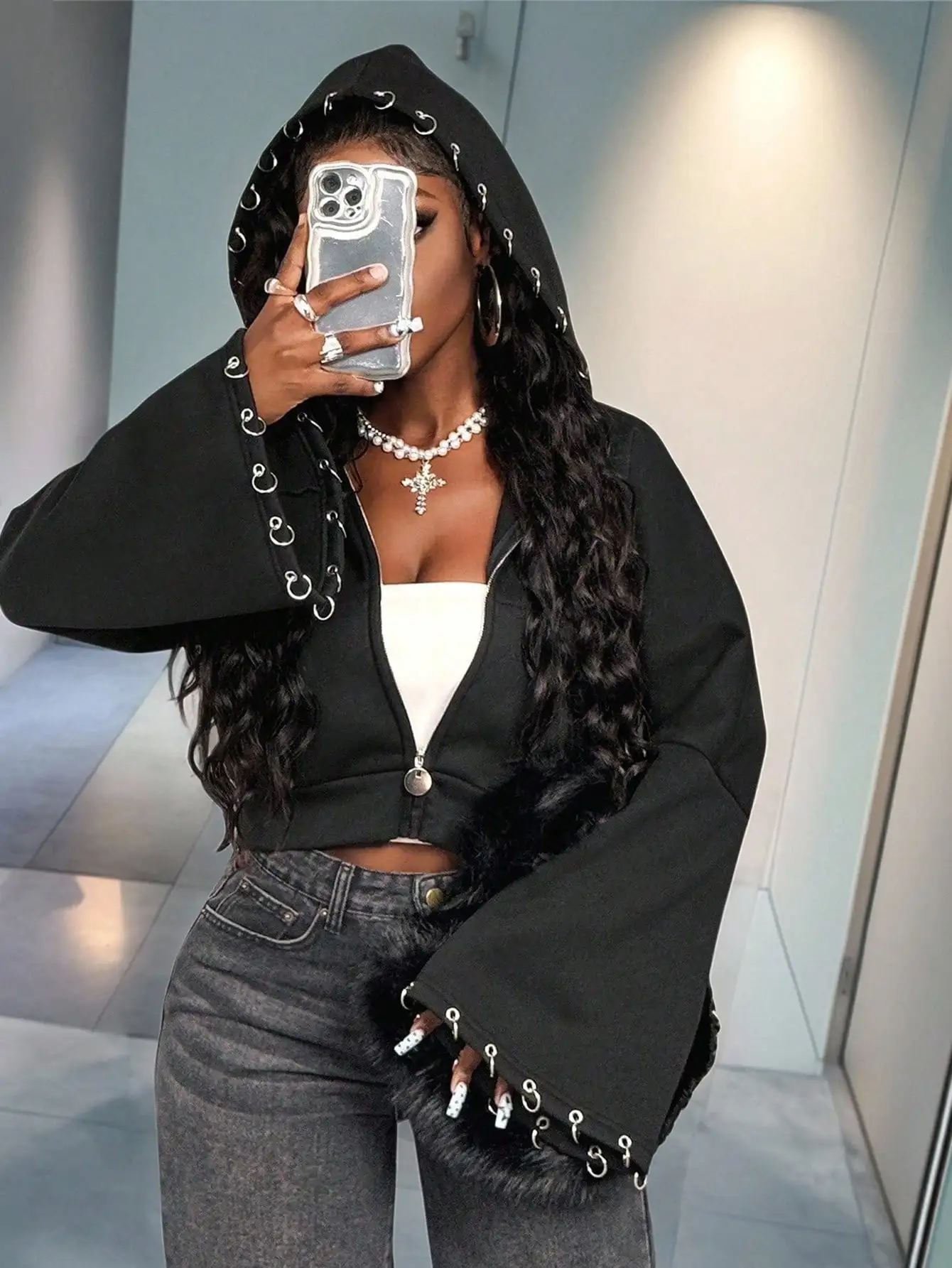 Черная толстовка в стиле панк на молнии с капюшоном, металлическими кольцами, рукавами-колоколами и отделкой из искусственного меха для зимы
Черная толстовка в стиле панк на молнии с капюшоном, металлическими кольцами, рукавами-колоколами и отделкой из искусственного меха для зимы