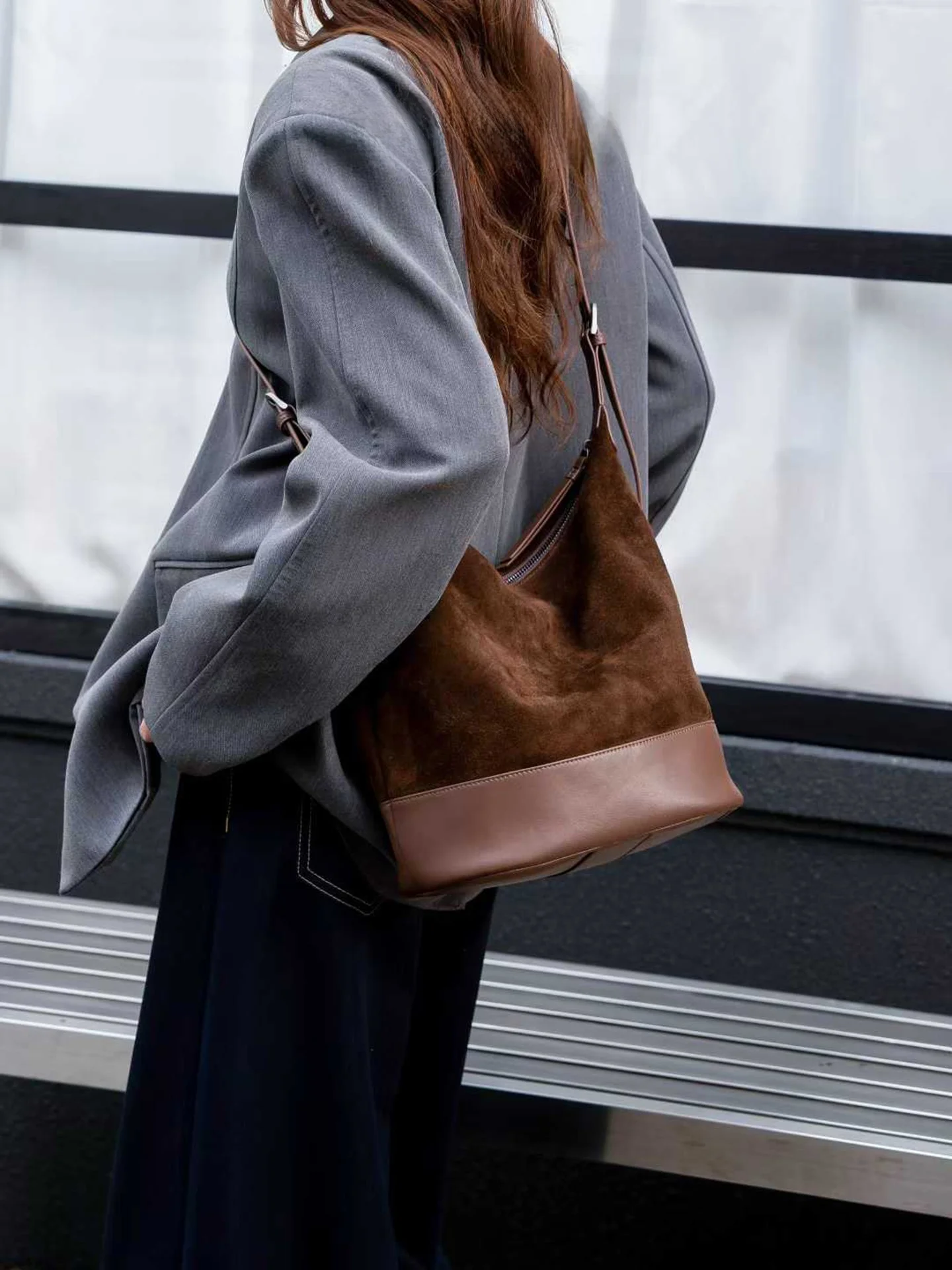 Женская замшевая сумка-мешок большой емкости, осенне-зимняя сумка из матовой телячьей кожи подмышками, пригородная сумка из мягкого цинкового сплава
Женская замшевая сумка-мешок большой емкости, осенне-зимняя сумка из матовой телячьей кожи подмышками, пригородная сумка из мягкого цинкового сплава