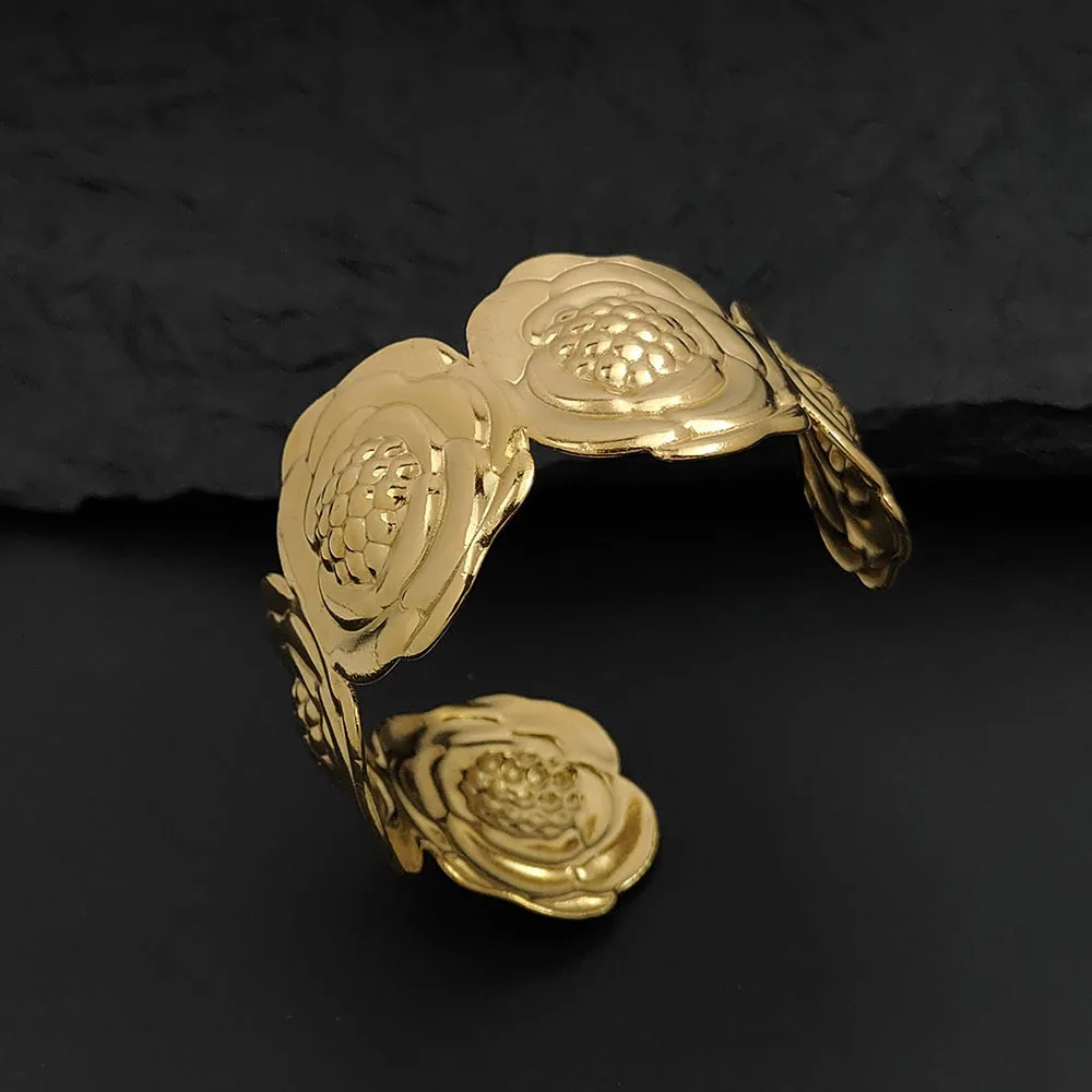 Exaggerated rose gold-plated stainless steel bracelet for women, waterproof and non-fading bracelet, gift for wife
Exaggerated rose gold-plated stainless steel bracelet for women, waterproof and non-fading bracelet, gift for wife