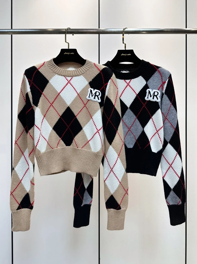 Новый осенне-зимний вязаный свитер из смесовой шерсти с круглым вырезом, ромбовидным узором, в двух цветах, женский, модный, премиум-качество, трикотаж.
Новый осенне-зимний вязаный свитер из смесовой шерсти с круглым вырезом, ромбовидным узором, в двух цветах, женский, модный, премиум-качество, трикотаж.