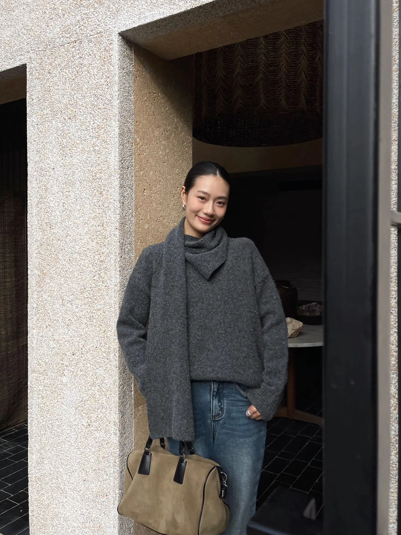 Женский шерстяной вязаный свитер свободного кроя с V-образным вырезом, средней длины, теплый, для повседневной носки зимой, мягкий и удобный трикотаж
Женский шерстяной вязаный свитер свободного кроя с V-образным вырезом, средней длины, теплый, для повседневной носки зимой, мягкий и удобный трикотаж