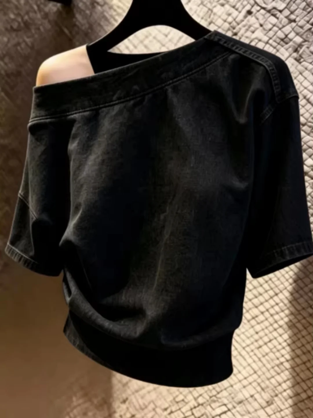 Black Off-Shoulder Short Sleeve T-Shirt Women's Summer New Design Cute Small-Batch Short Body Shirt Beautiful One-Shoulder Top
Black Off-Shoulder Short Sleeve T-Shirt Women's Summer New Design Cute Small-Batch Short Body Shirt Beautiful One-Shoulder Top