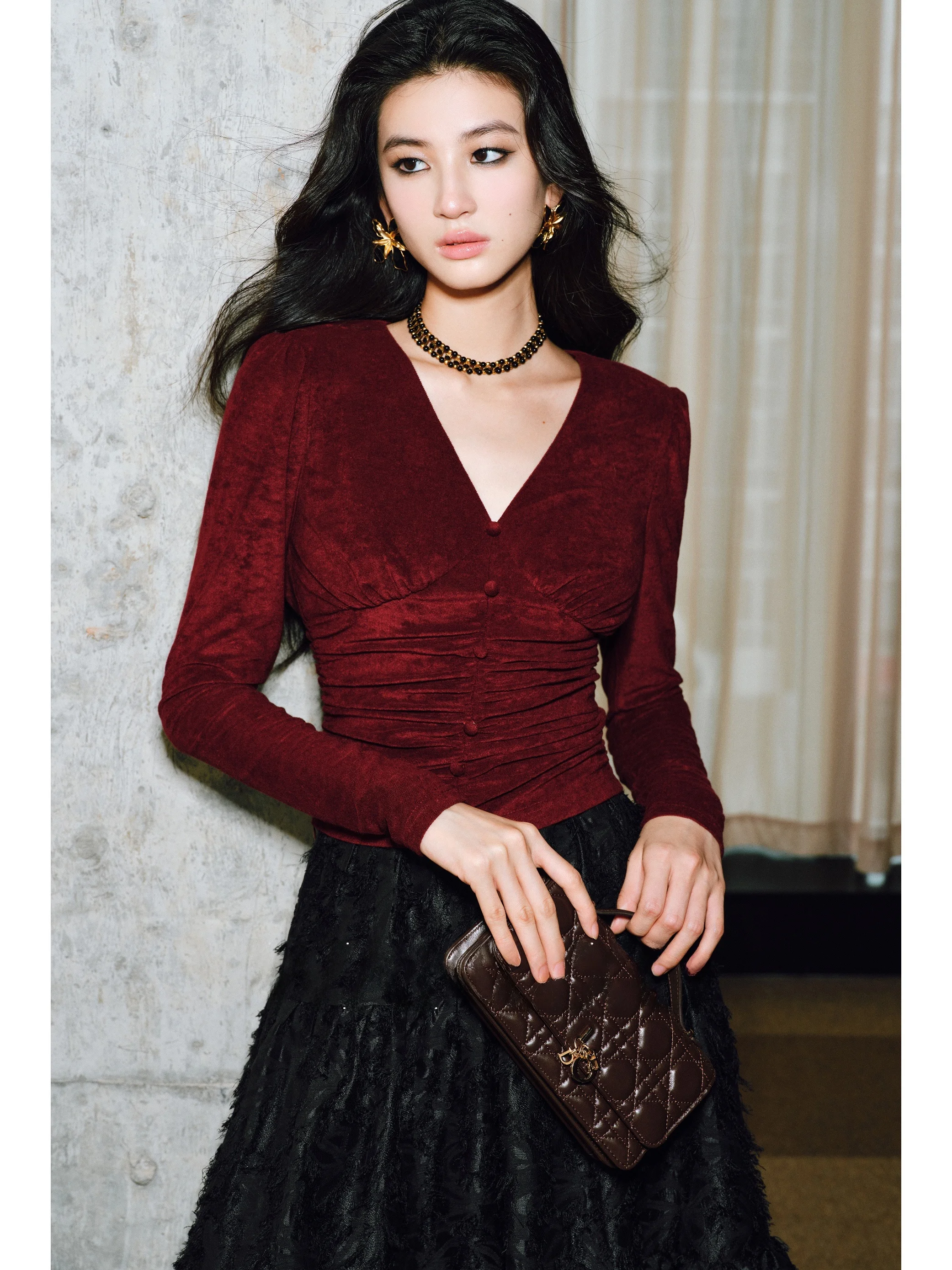 Elegant Handcrafted Velvet Surface Wangxo Top with Fake Button Placket V-neck Short Length Polyester Fiber Long Sleeve Women'...
Elegant Handcrafted Velvet Surface Wangxo Top with Fake Button Placket V-neck Short Length Polyester Fiber Long Sleeve Women'...