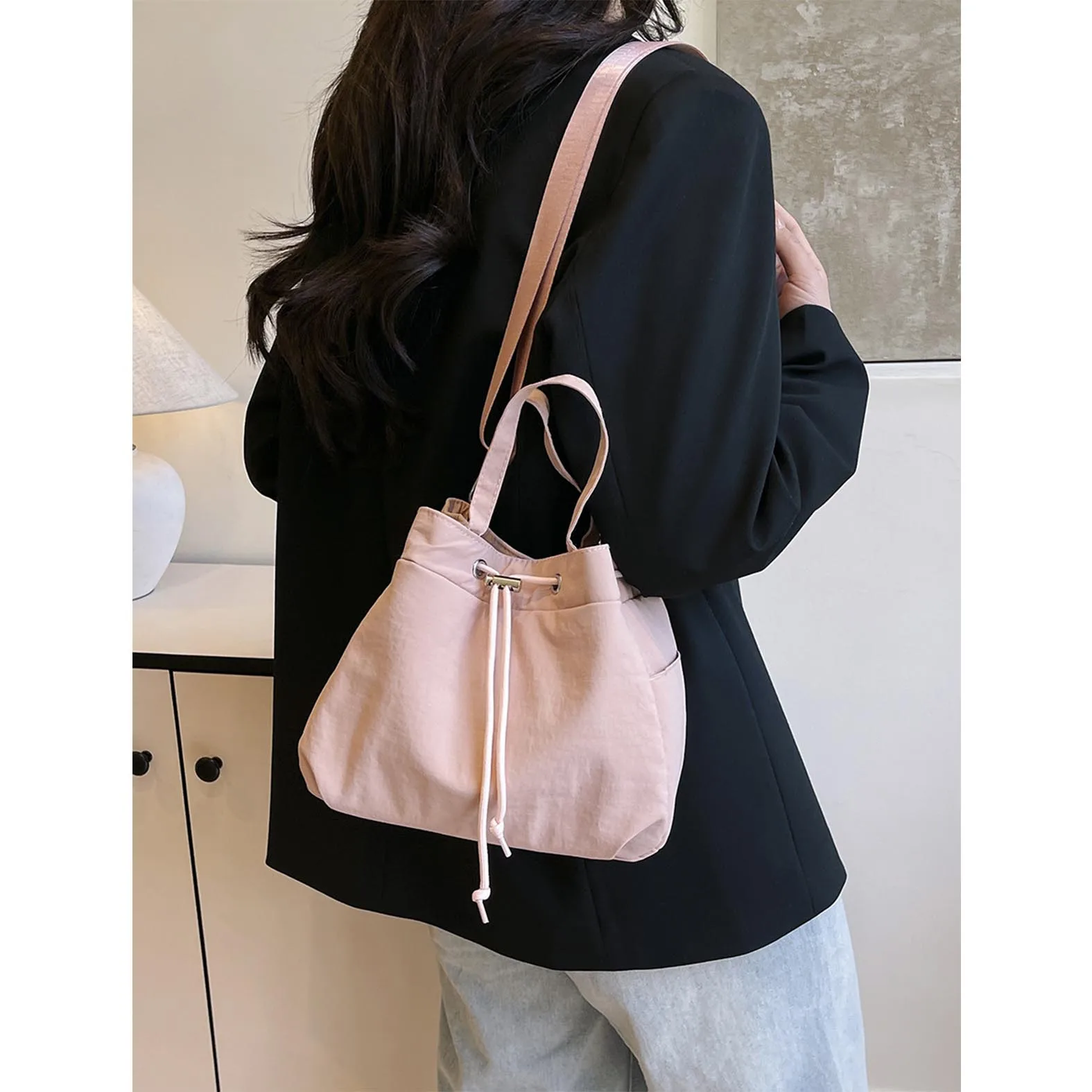 Casual niche drawstring hand-held bucket bag crossbody bag for women 2025 new trendy versatile simple small bag cloth bag
Casual niche drawstring hand-held bucket bag crossbody bag for women 2025 new trendy versatile simple small bag cloth bag