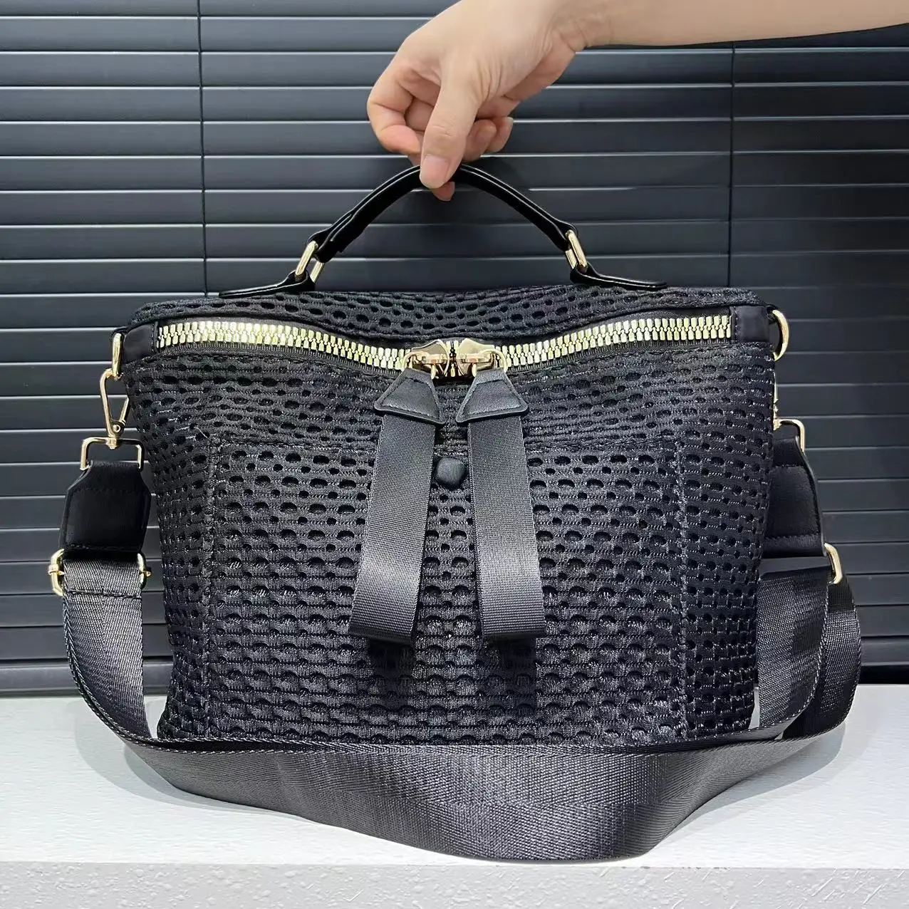 Women's Fashion Front Pocket Crossbody Bag Lightweight Mesh Portable Daily Use Shoulder Handbag
Women's Fashion Front Pocket Crossbody Bag Lightweight Mesh Portable Daily Use Shoulder Handbag
