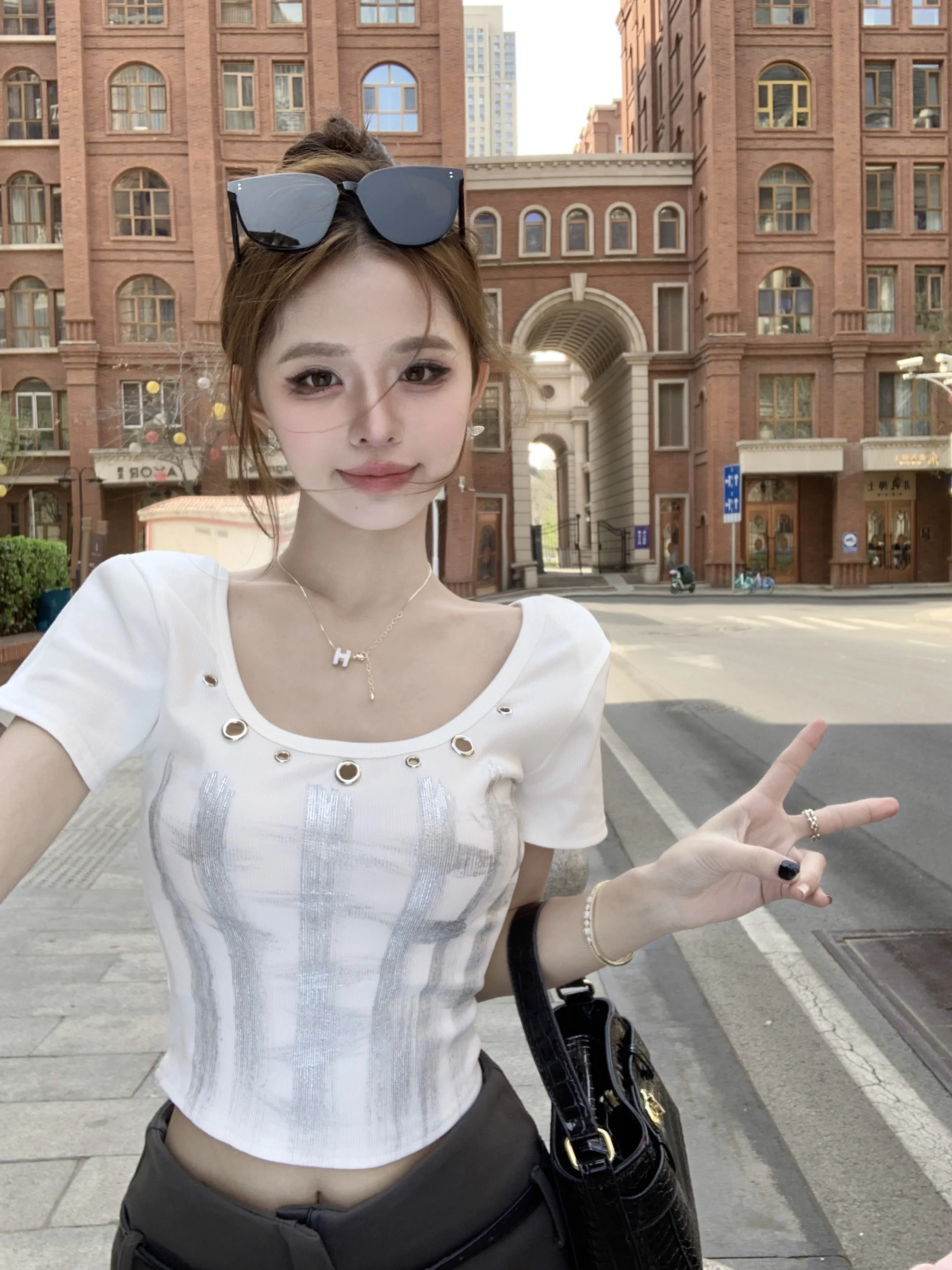 Retro Graffiti Short Sleeve T-Shirt Women's Rivet Elegant Design Pure Desire Summer Spicy Girl Slimming Personality Top
Retro Graffiti Short Sleeve T-Shirt Women's Rivet Elegant Design Pure Desire Summer Spicy Girl Slimming Personality Top