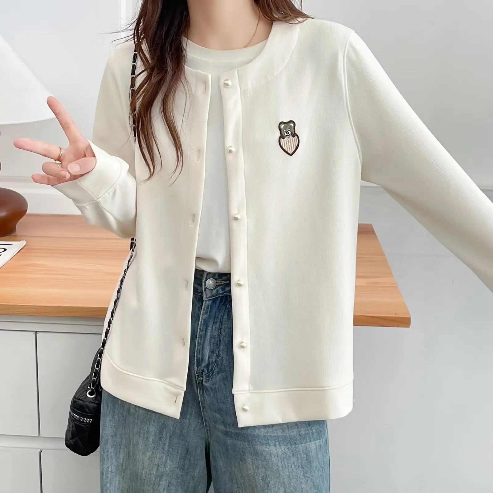 Модная женская куртка больших размеров, осеннее новое стильное молодежное пальто с длинными рукавами и аппликацией из мультфильма 8027
Модная женская куртка больших размеров, осеннее новое стильное молодежное пальто с длинными рукавами и аппликацией из мультфильма 8027