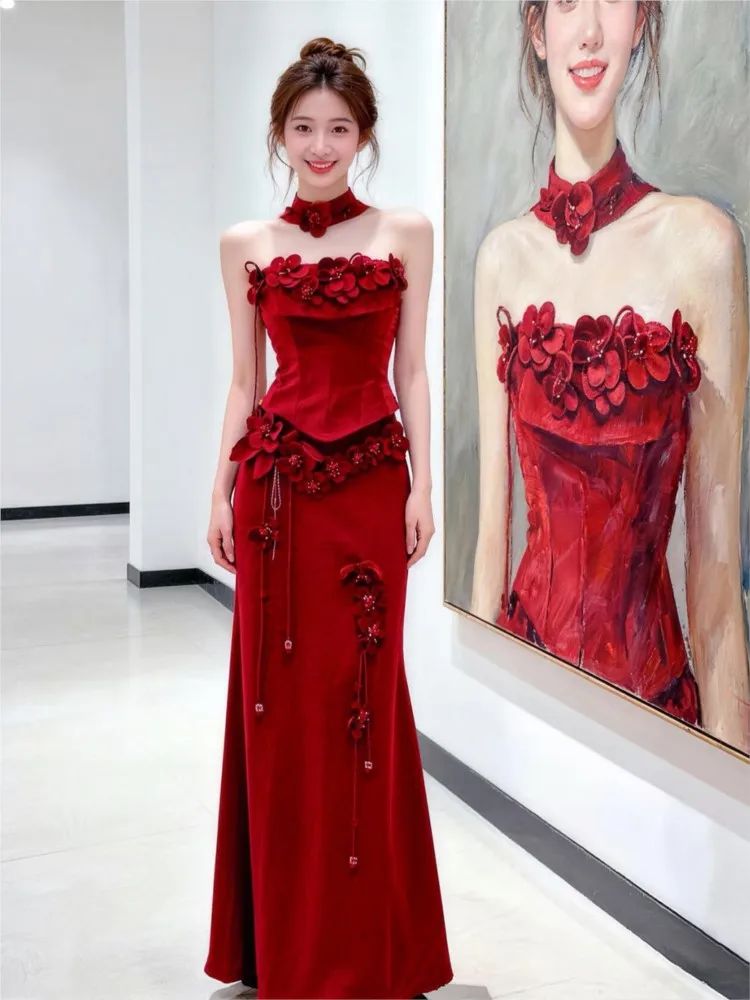 A new strapless dress for people in light luxurious and niche wine red color with toasting feel
A new strapless dress for people in light luxurious and niche wine red color with toasting feel