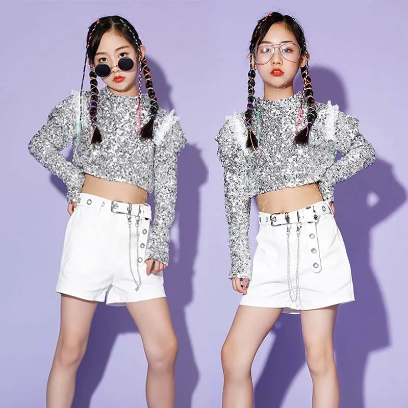 Одежда для джазовых танцев для девочек Kpop, наряд для сценического шоу, серебряные топы с блестками, белые шорты, модный джазовый блестящий костюм, детская одежда 2763
Одежда для джазовых танцев для девочек Kpop, наряд для сценического шоу, серебряные топы с блестками, белые шорты, модный джазовый блестящий костюм, детская одежда 2763