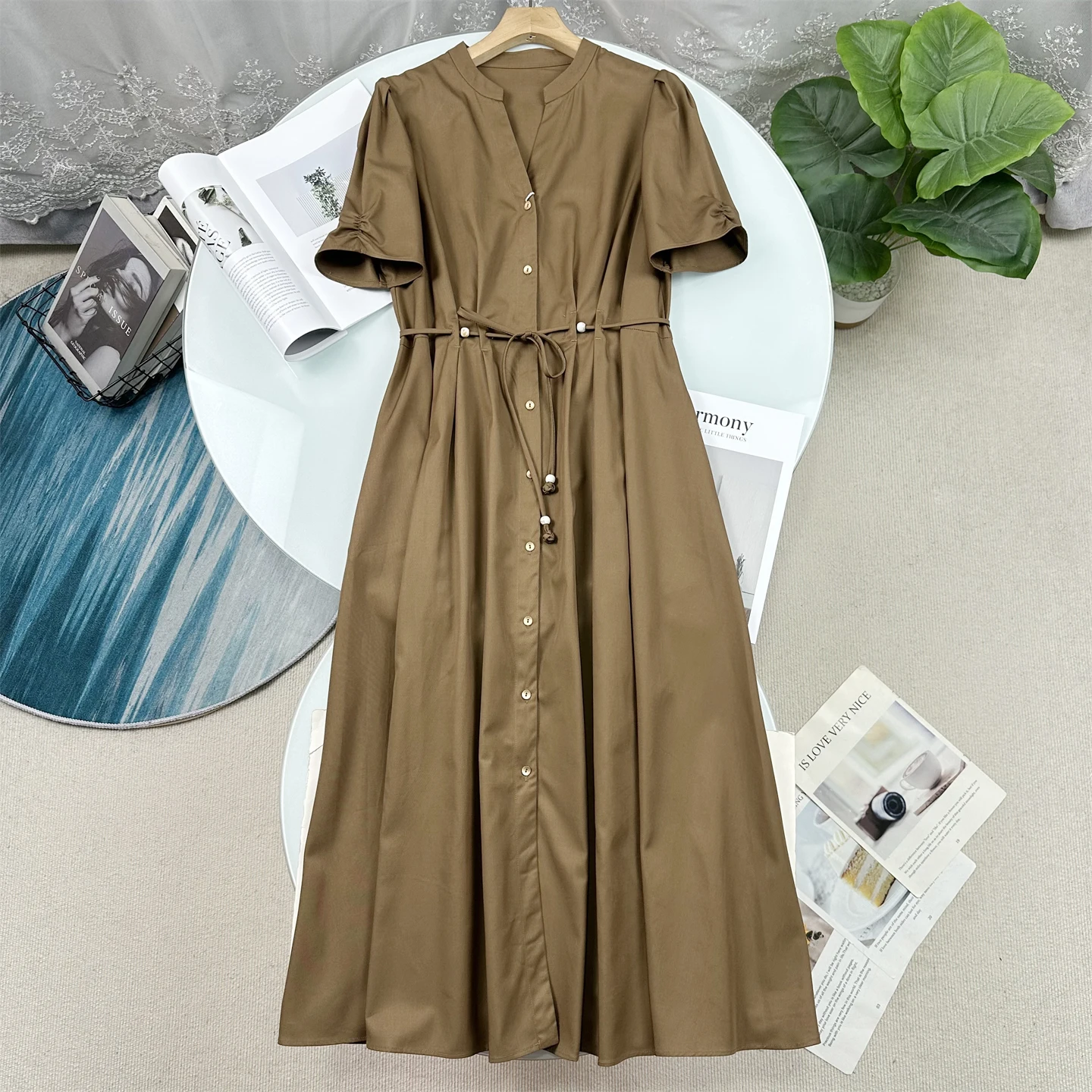 Elegant Hepburn Style Cotton Blend Midi Dress V-Neck Pleated Waist-Cinching Spring 2026 Women's Fashion City Commute
Elegant Hepburn Style Cotton Blend Midi Dress V-Neck Pleated Waist-Cinching Spring 2026 Women's Fashion City Commute