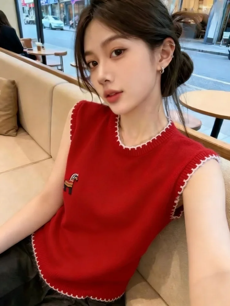 New Year Red Embroidered Knitted Vest Women's Fashionable Shoulder Top Self-kept Style Korean Version Straight Cut Silk Top
New Year Red Embroidered Knitted Vest Women's Fashionable Shoulder Top Self-kept Style Korean Version Straight Cut Silk Top