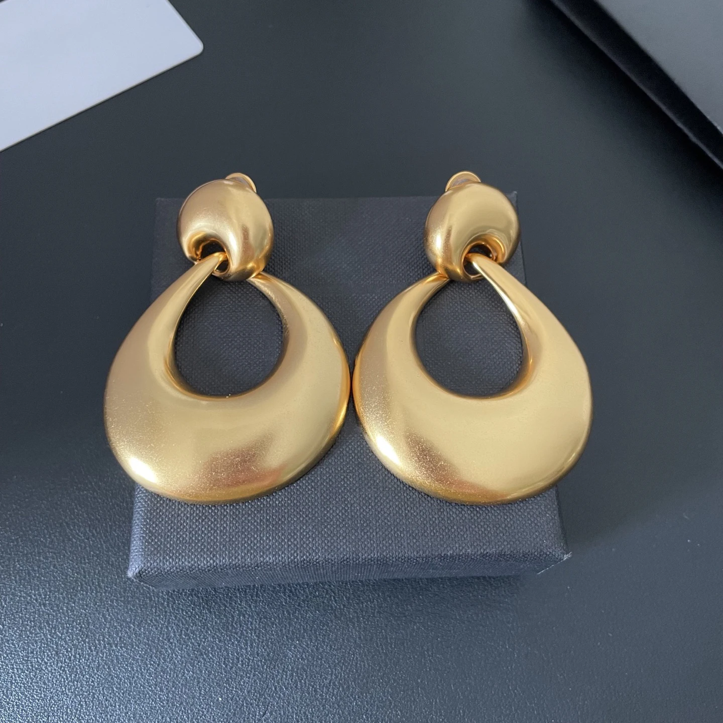 Europe America Vintage Brass Plated Gold Luxury Earrings Woman Personalized Retro Jewelry Trend
Europe America Vintage Brass Plated Gold Luxury Earrings Woman Personalized Retro Jewelry Trend