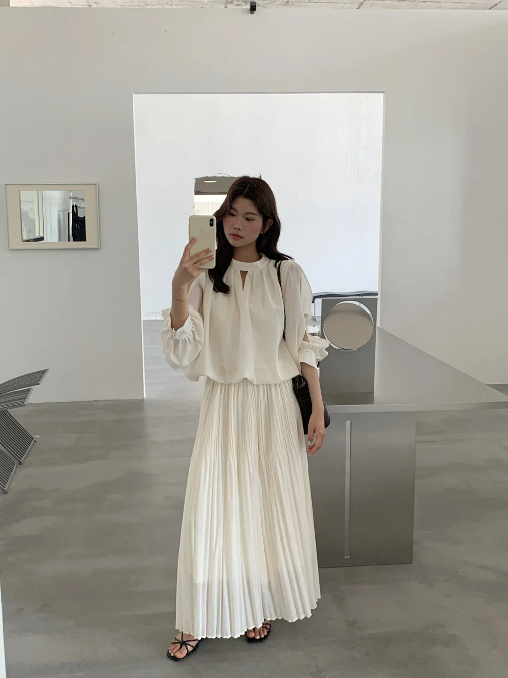 Комплект в корейском стиле: топ с рукавами-фонариками и прозрачными вставками на плечах, плиссированная шифоновая юбка, весенний модный женский наряд
Комплект в корейском стиле: топ с рукавами-фонариками и прозрачными вставками на плечах, плиссированная шифоновая юбка, весенний модный женский наряд