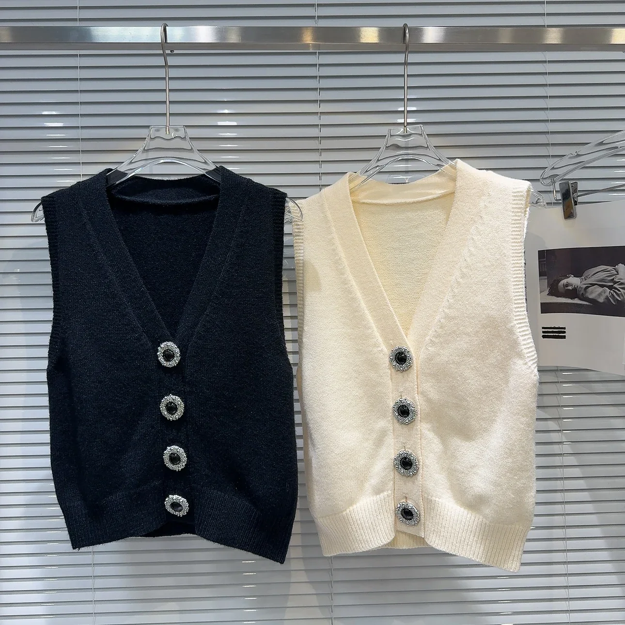 2024 Autumn New Arrival Knitted Vest with Jewel Button and Pure Color V-neck
2024 Autumn New Arrival Knitted Vest with Jewel Button and Pure Color V-neck
