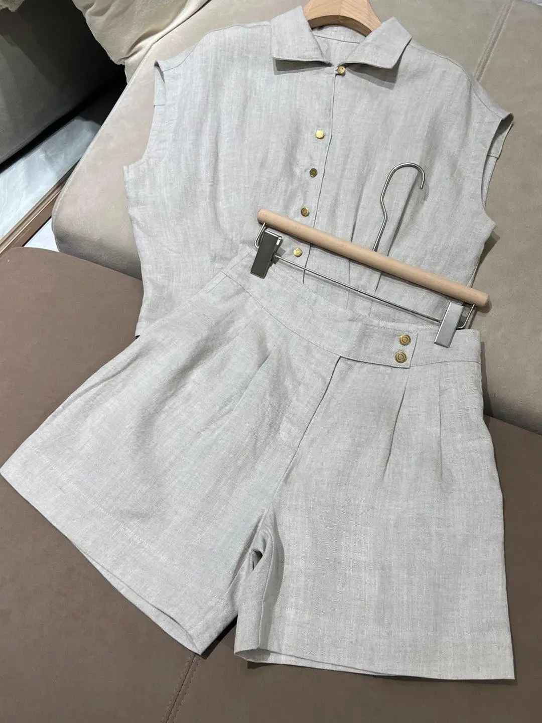 Women's spring and summer waist cinching gold buckle versatile commuting style sleeveless linen shirt shorts set
Women's spring and summer waist cinching gold buckle versatile commuting style sleeveless linen shirt shorts set